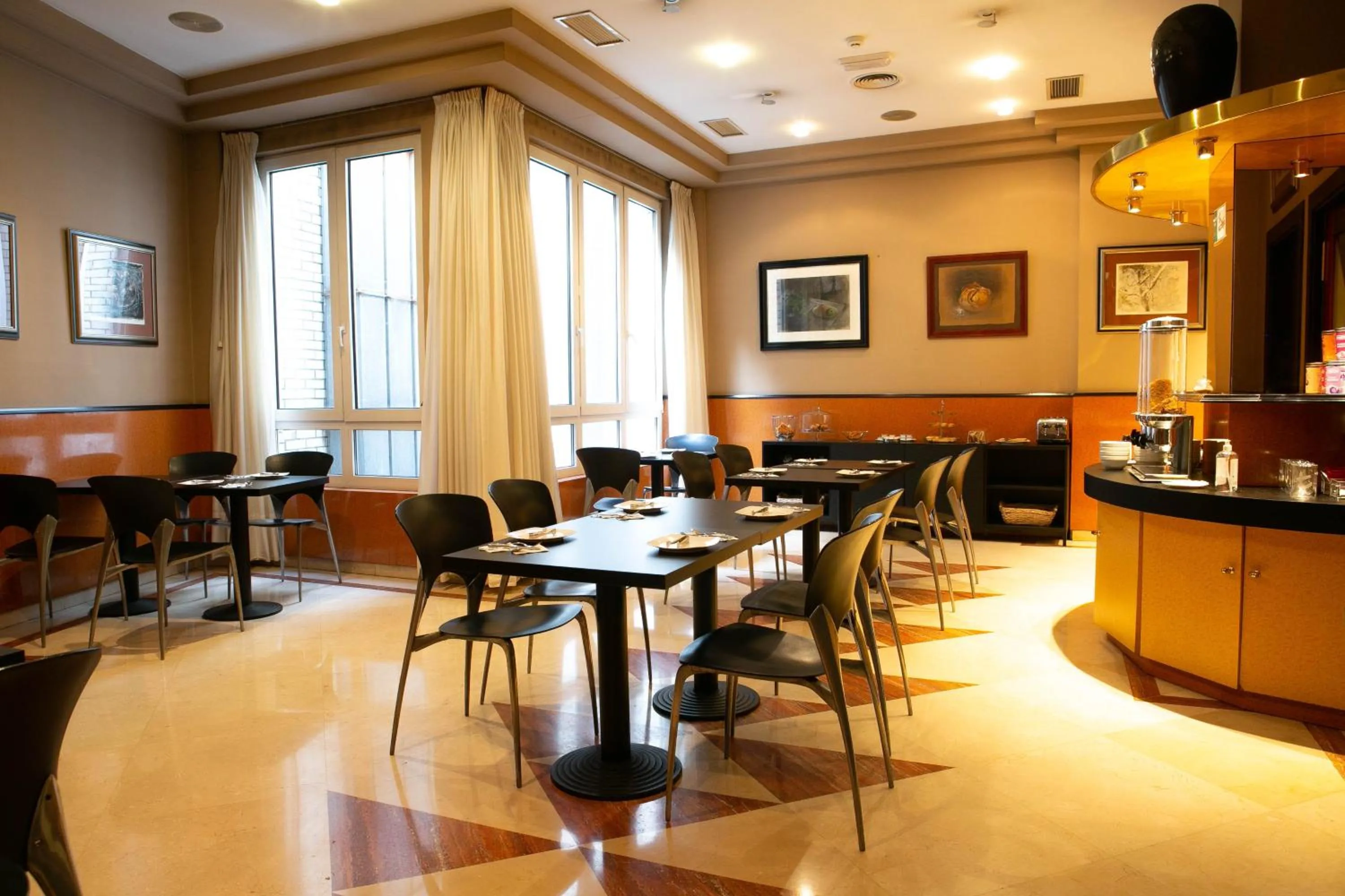 Dining area in Hotel Sercotel Ciudad de Oviedo
