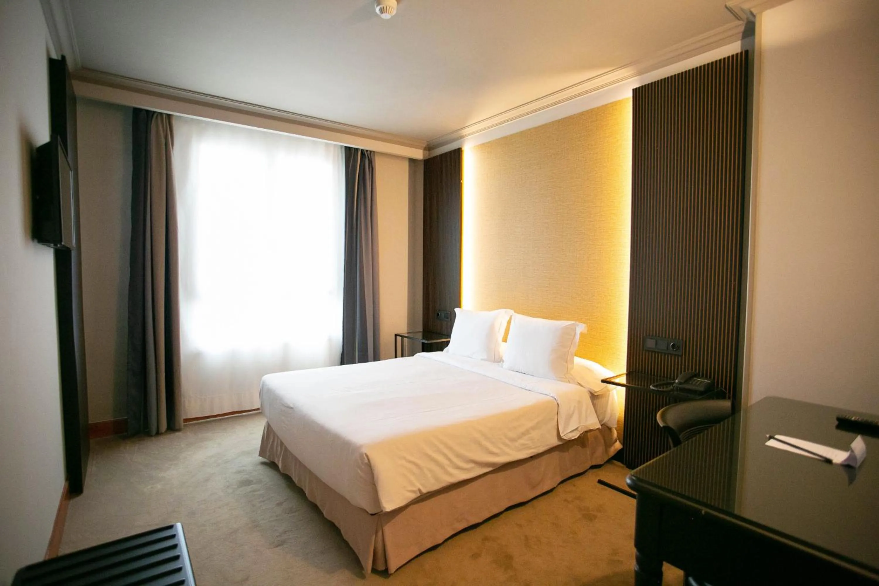 Photo of the whole room, Bed in Hotel Sercotel Ciudad de Oviedo