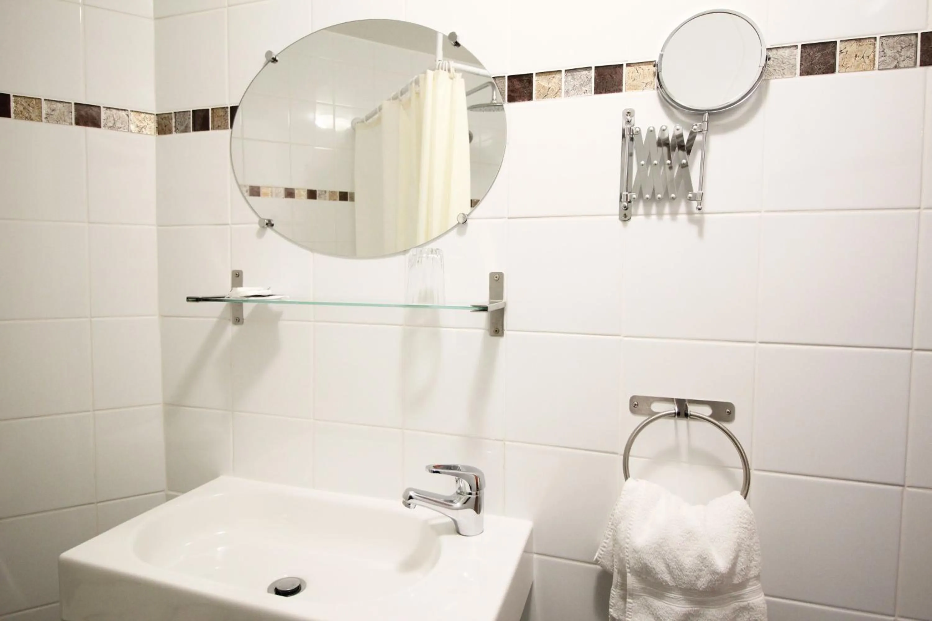 Shower in Hotel des Pyrénées