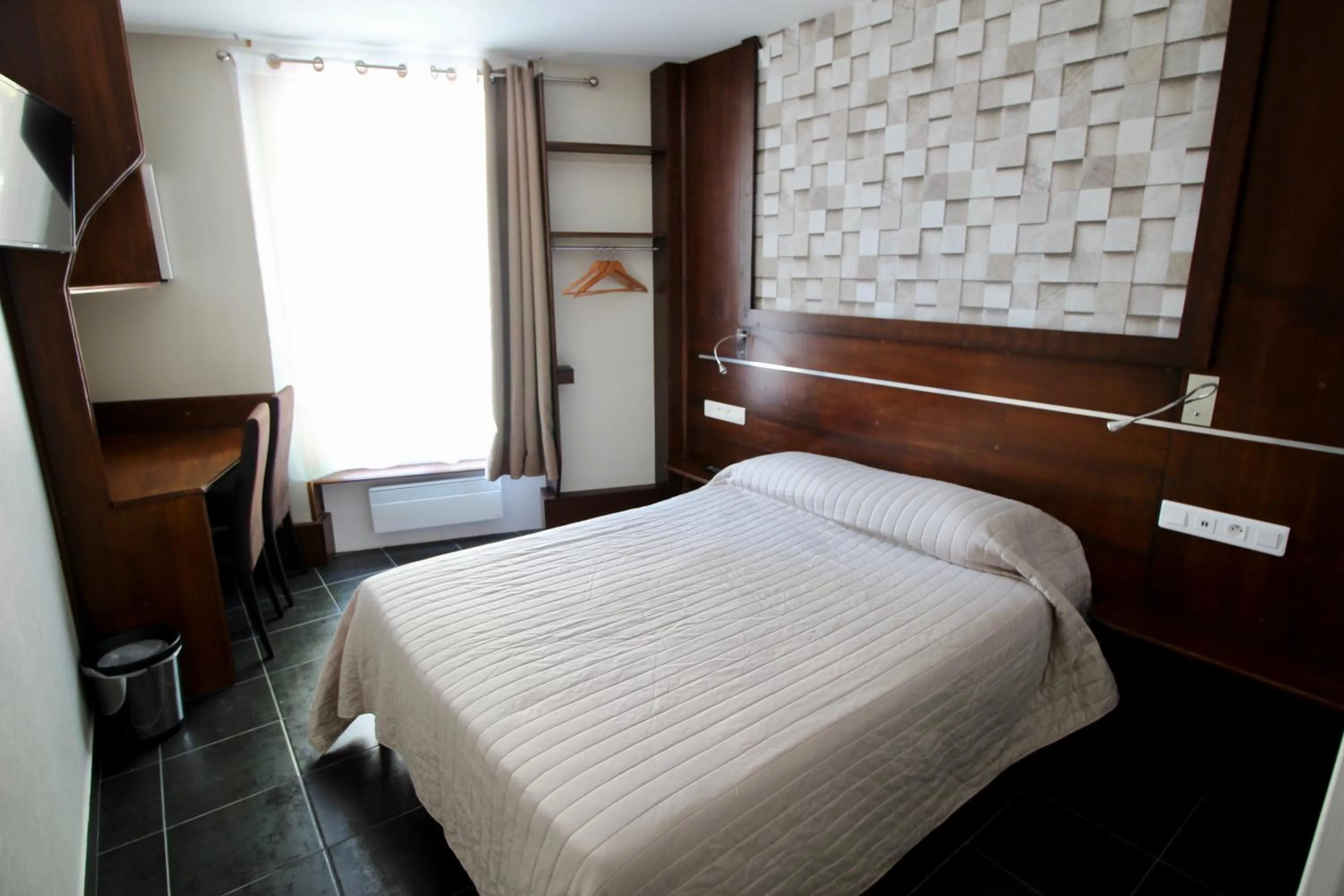 Bed in Hotel des Pyrénées