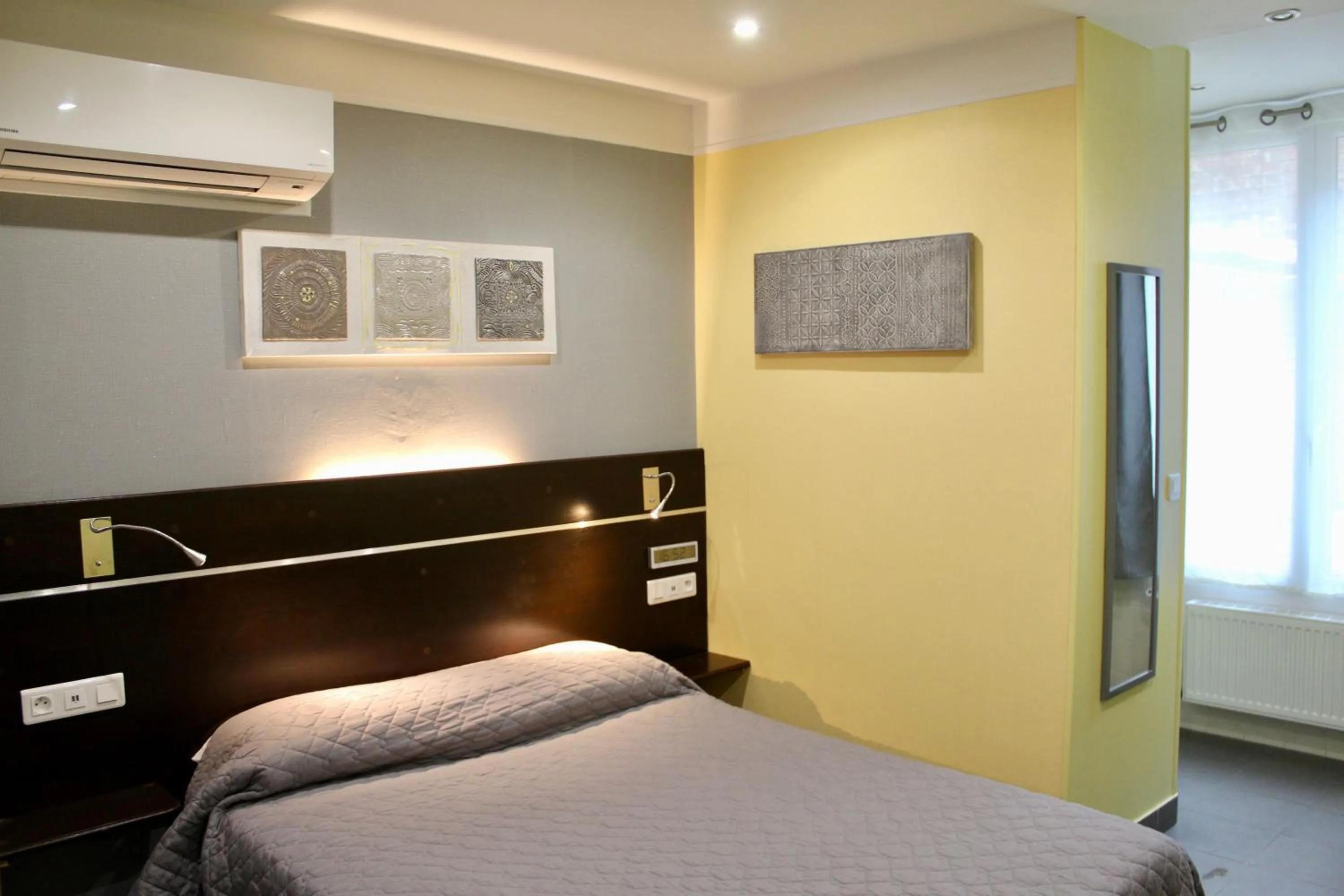 Bedroom, Bed in Hotel des Pyrénées