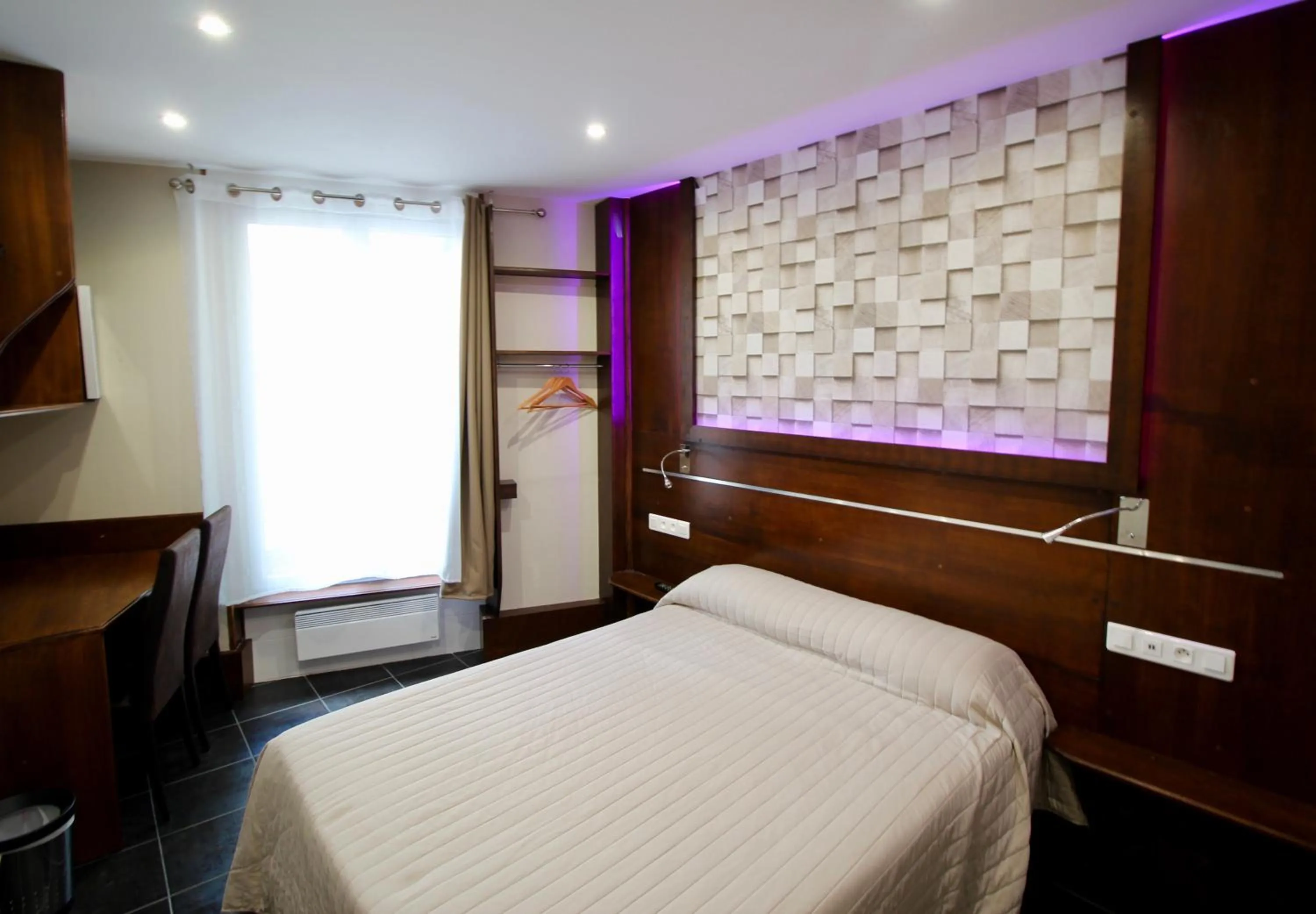 Bed in Hotel des Pyrénées