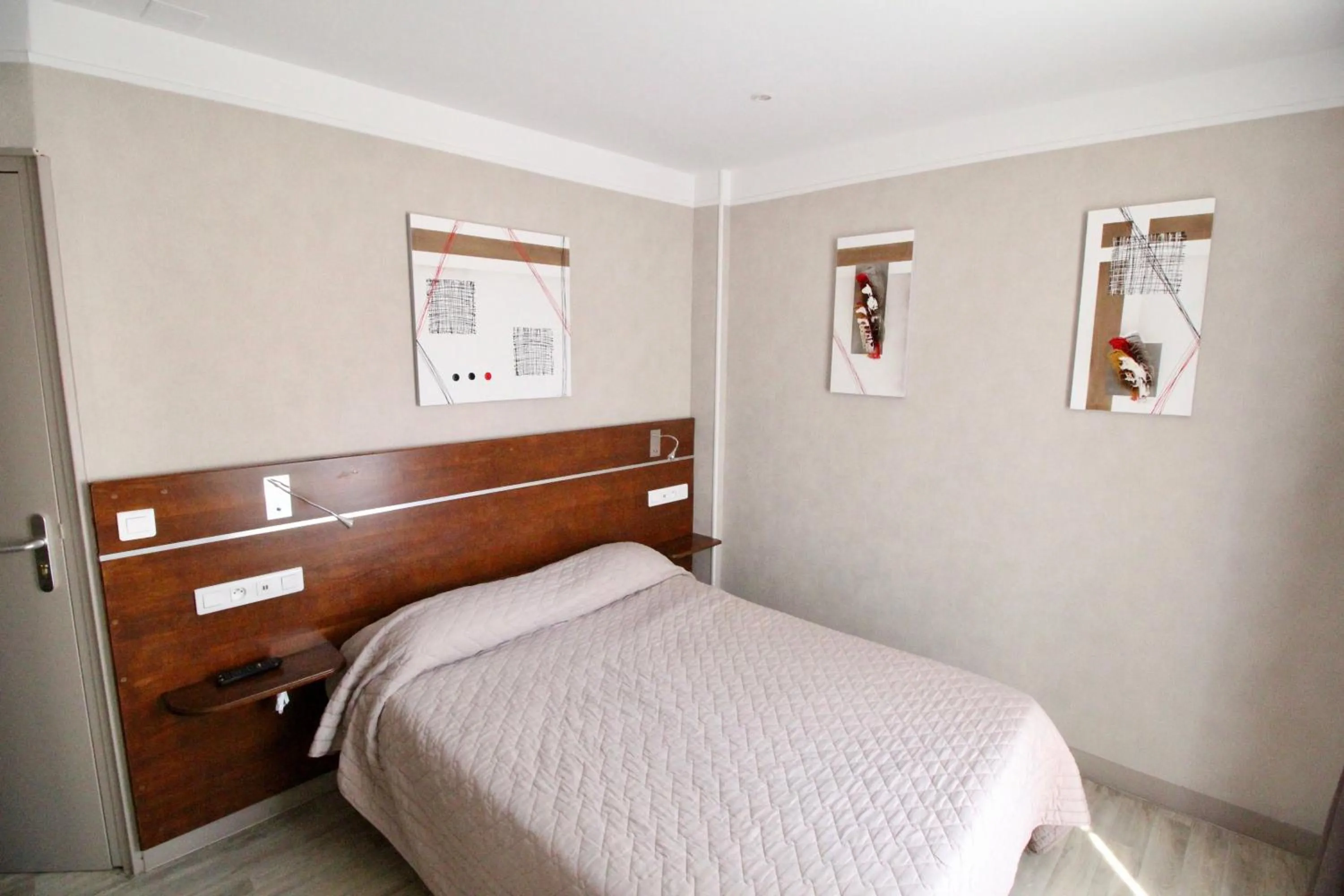 Bed in Hotel des Pyrénées