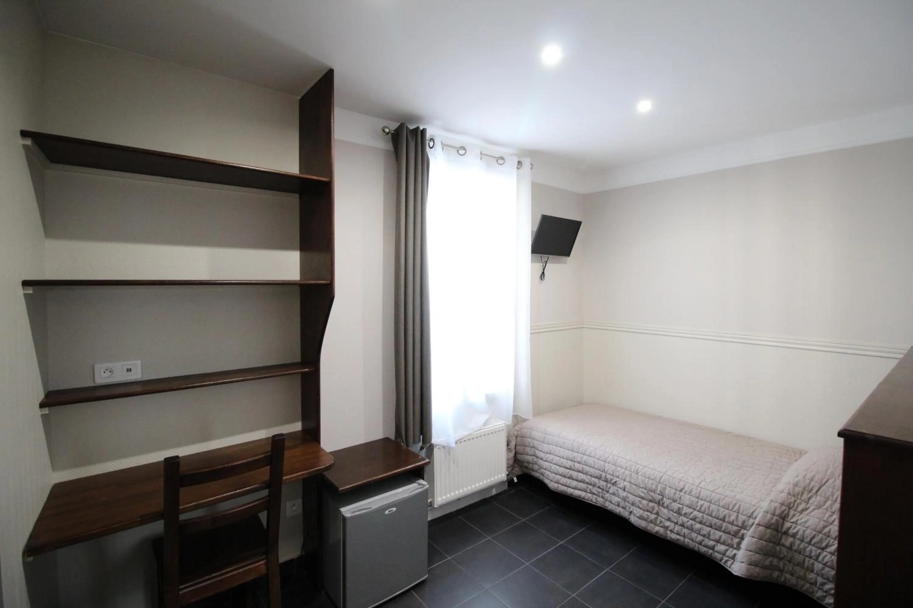 Bed in Hotel des Pyrénées