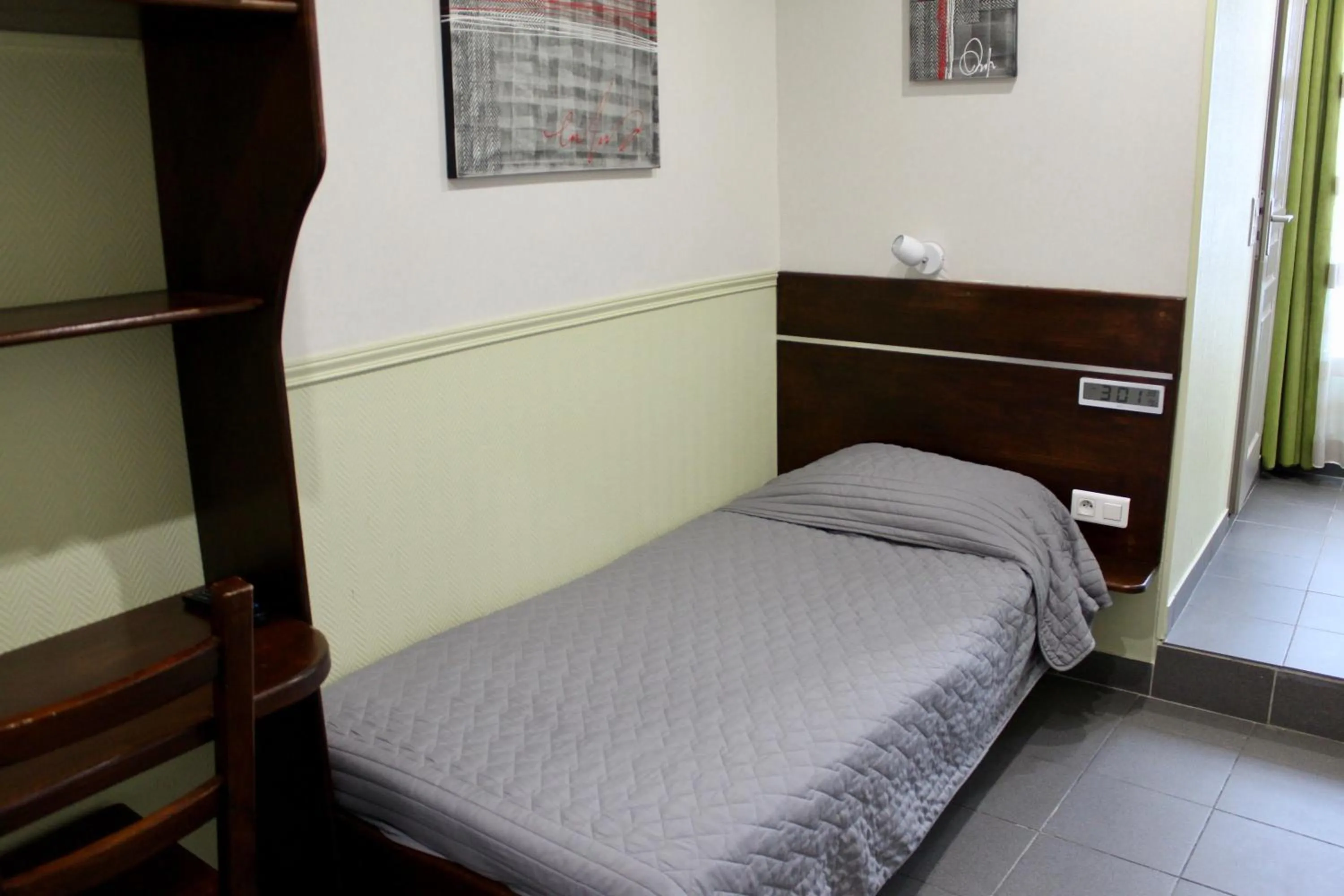 Bed in Hotel des Pyrénées