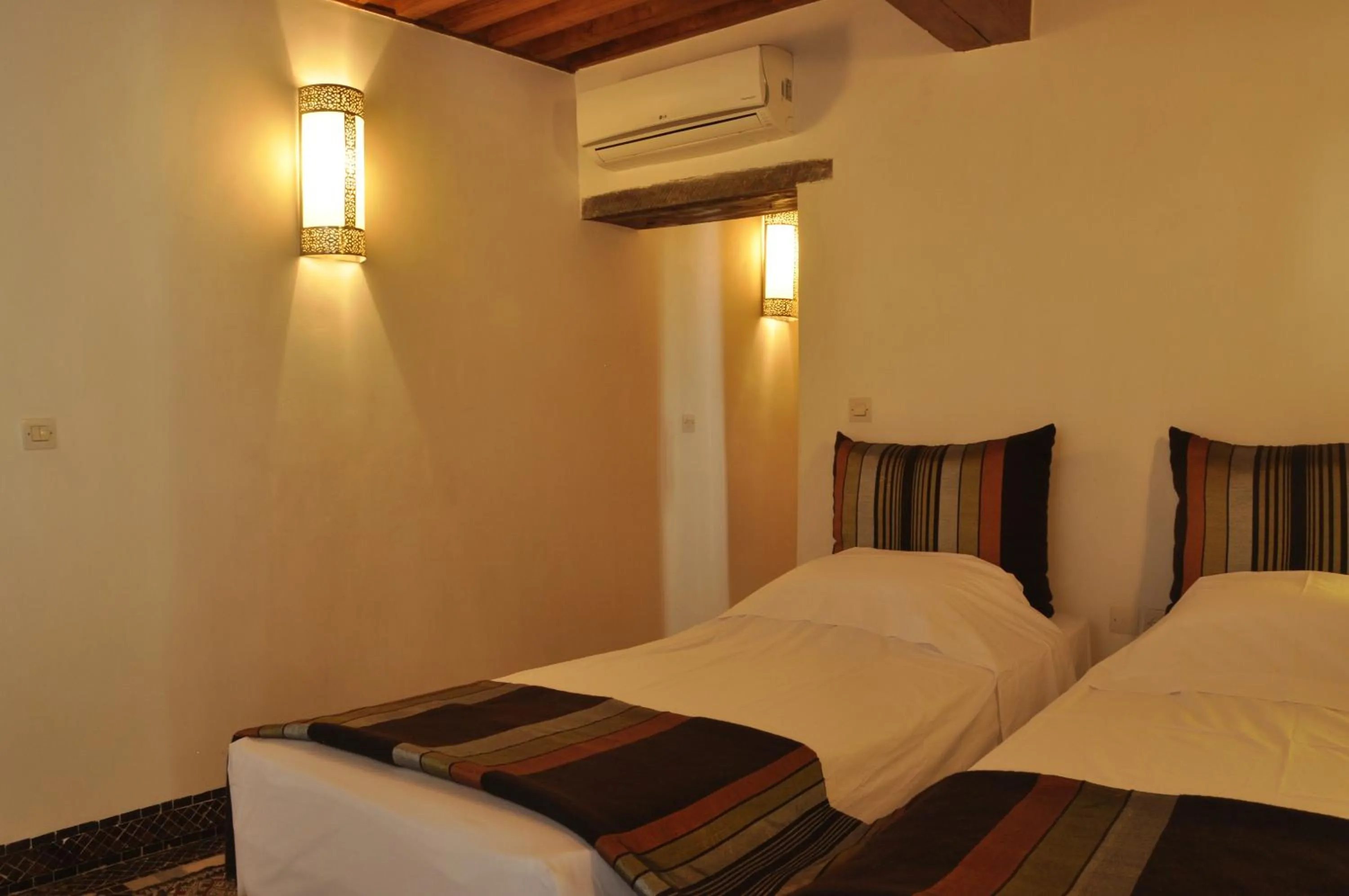 Photo of the whole room, Bed in Dar 7 Louyat