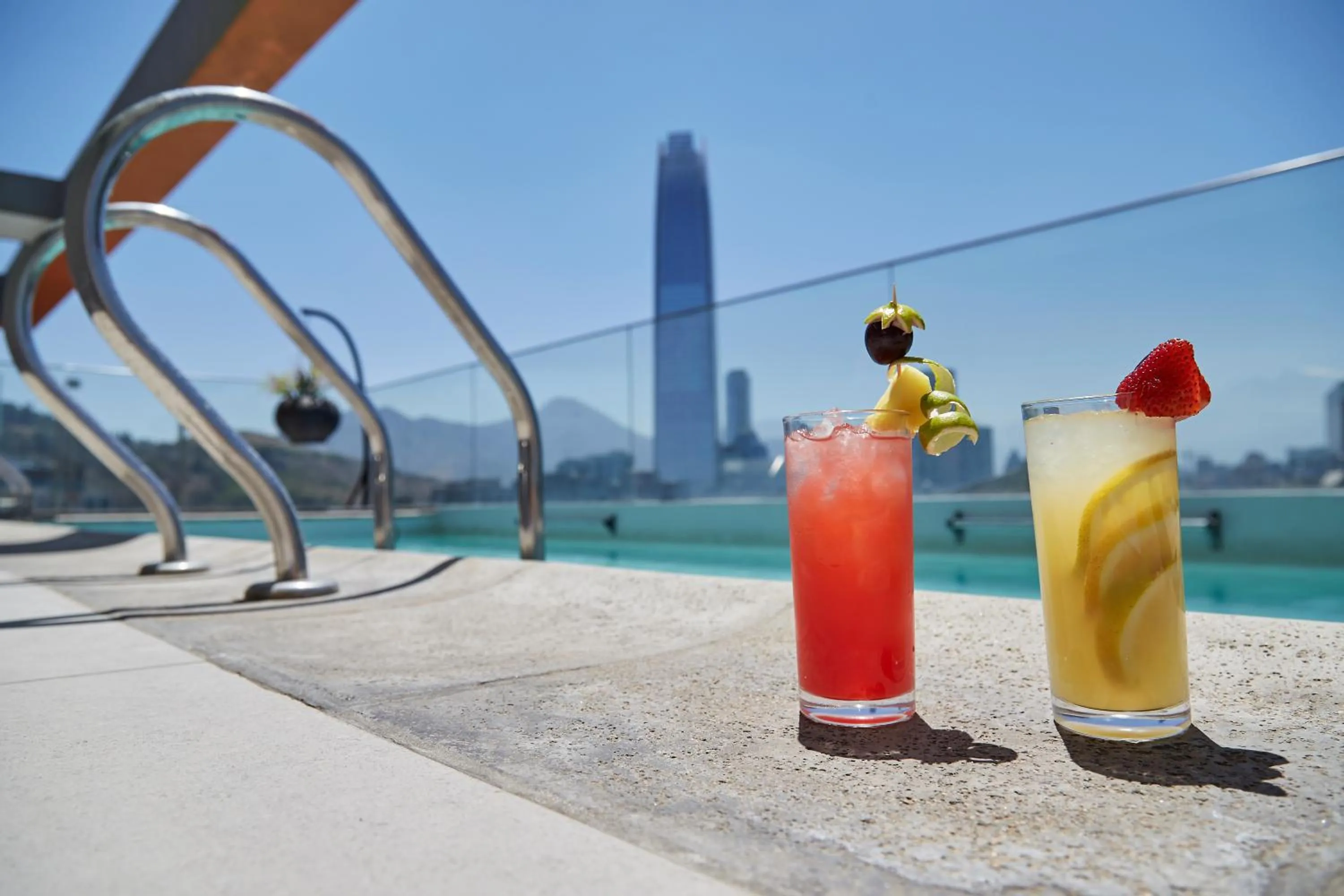 Swimming pool in Hotel Terrado Lyon