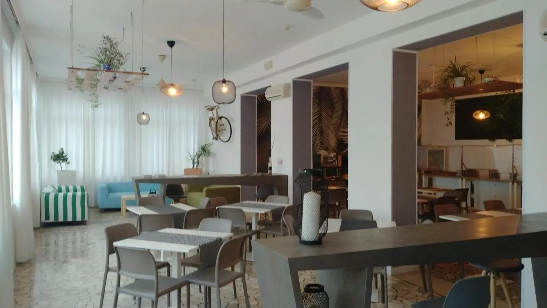 Restaurant/places to eat in Nautic Beach Hotel Restaurant/places to eat in Nautic Beach Hotel