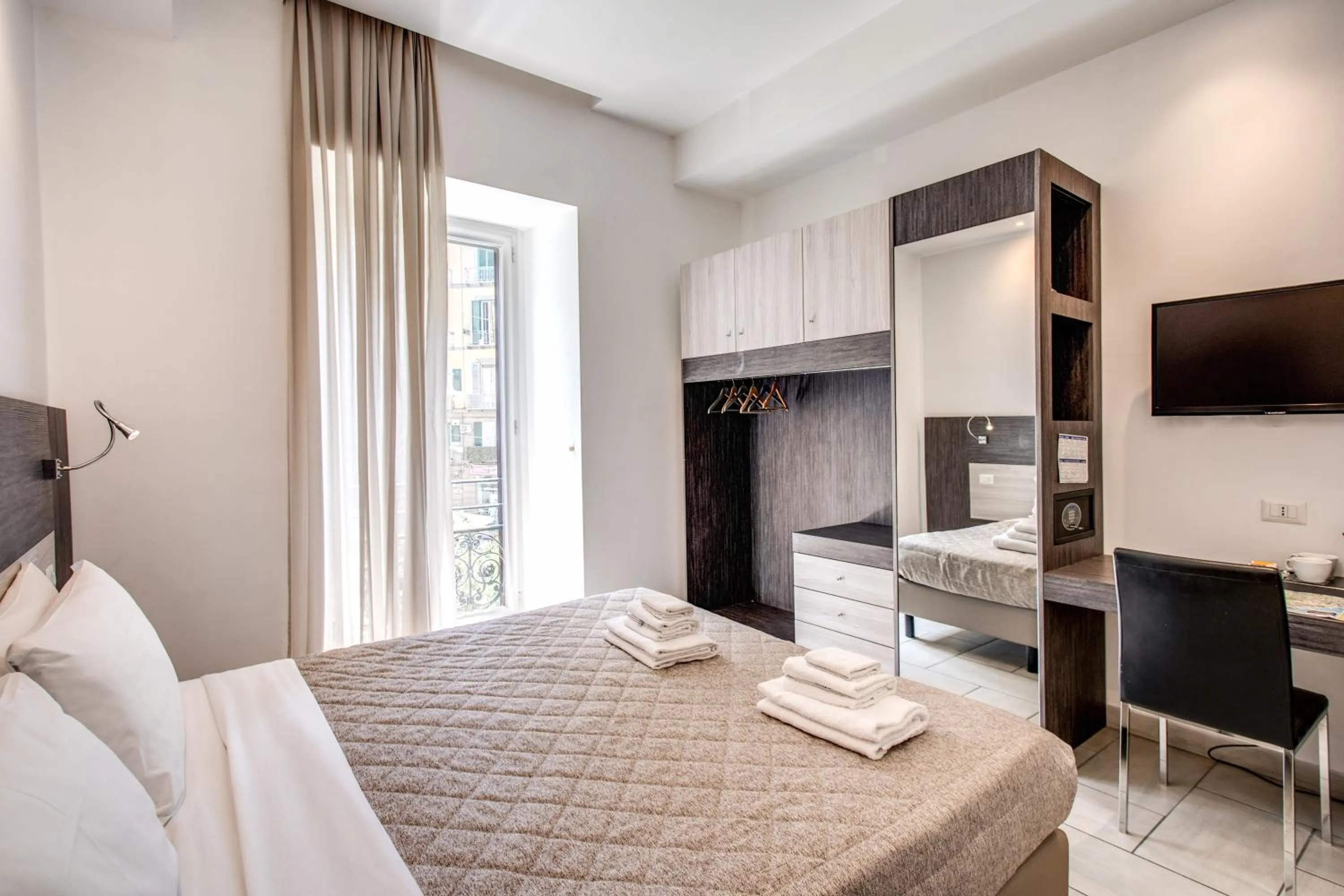 Photo of the whole room, Bed in Napoli Suite