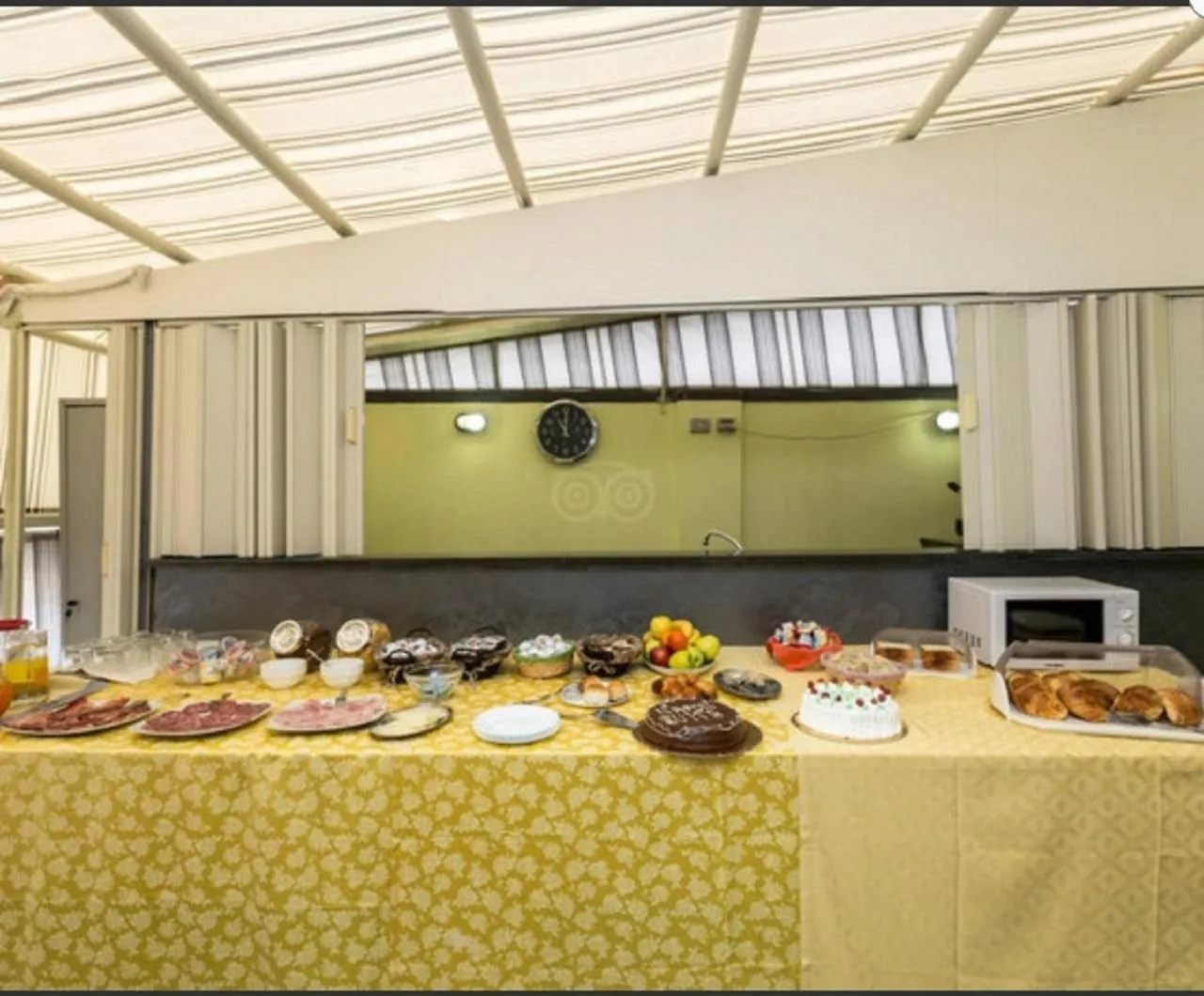 Food and drinks in Napoli Suite