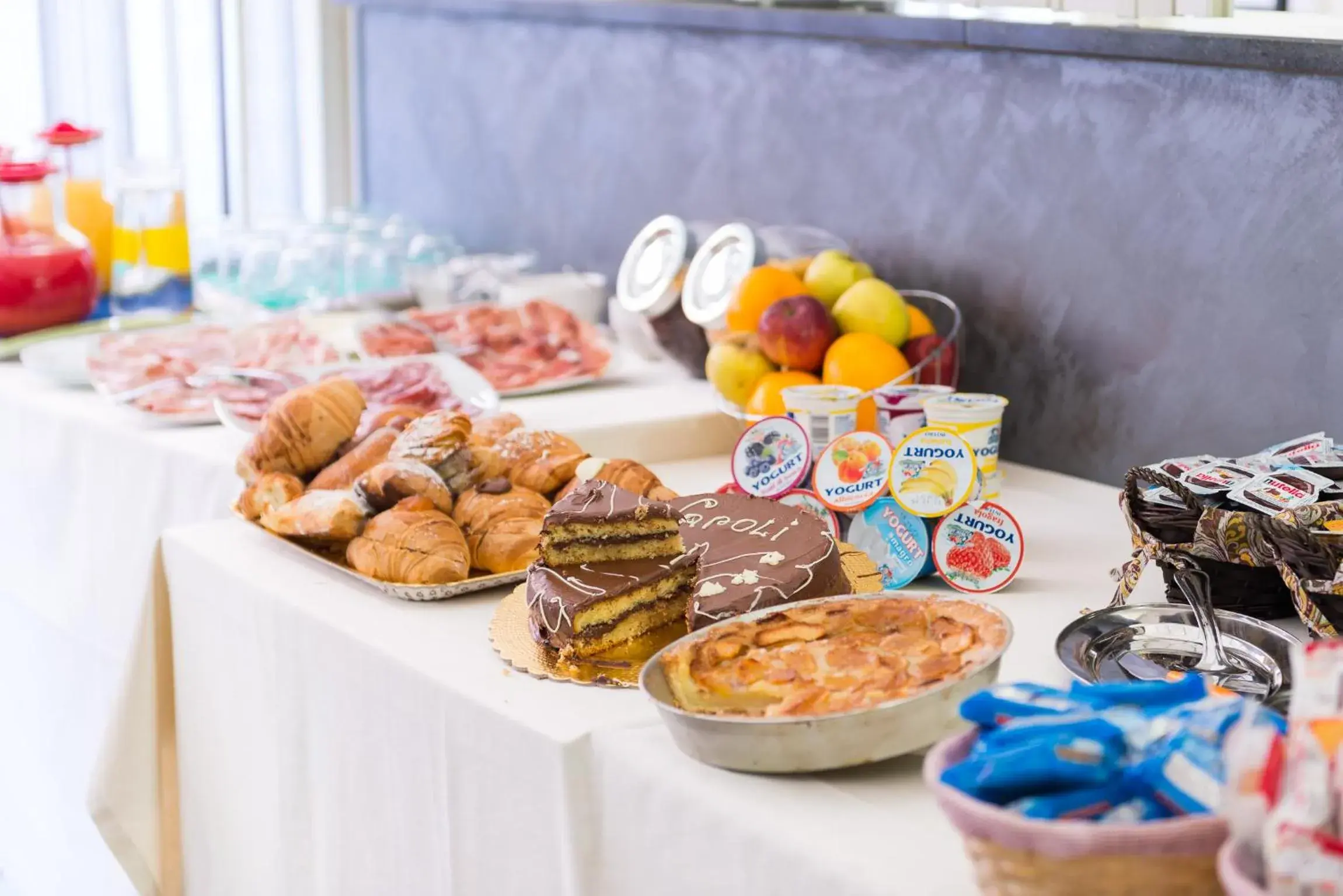 Food and drinks in Napoli Suite Food and drinks in Napoli Suite