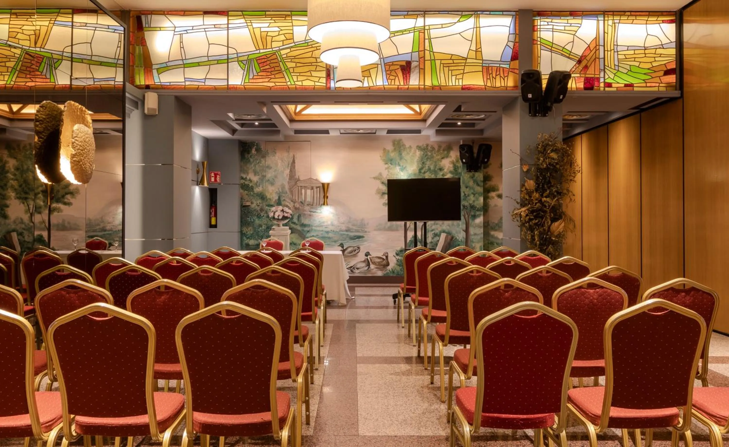 Communal lounge/ TV room in Hotel Corona de Castilla Burgos