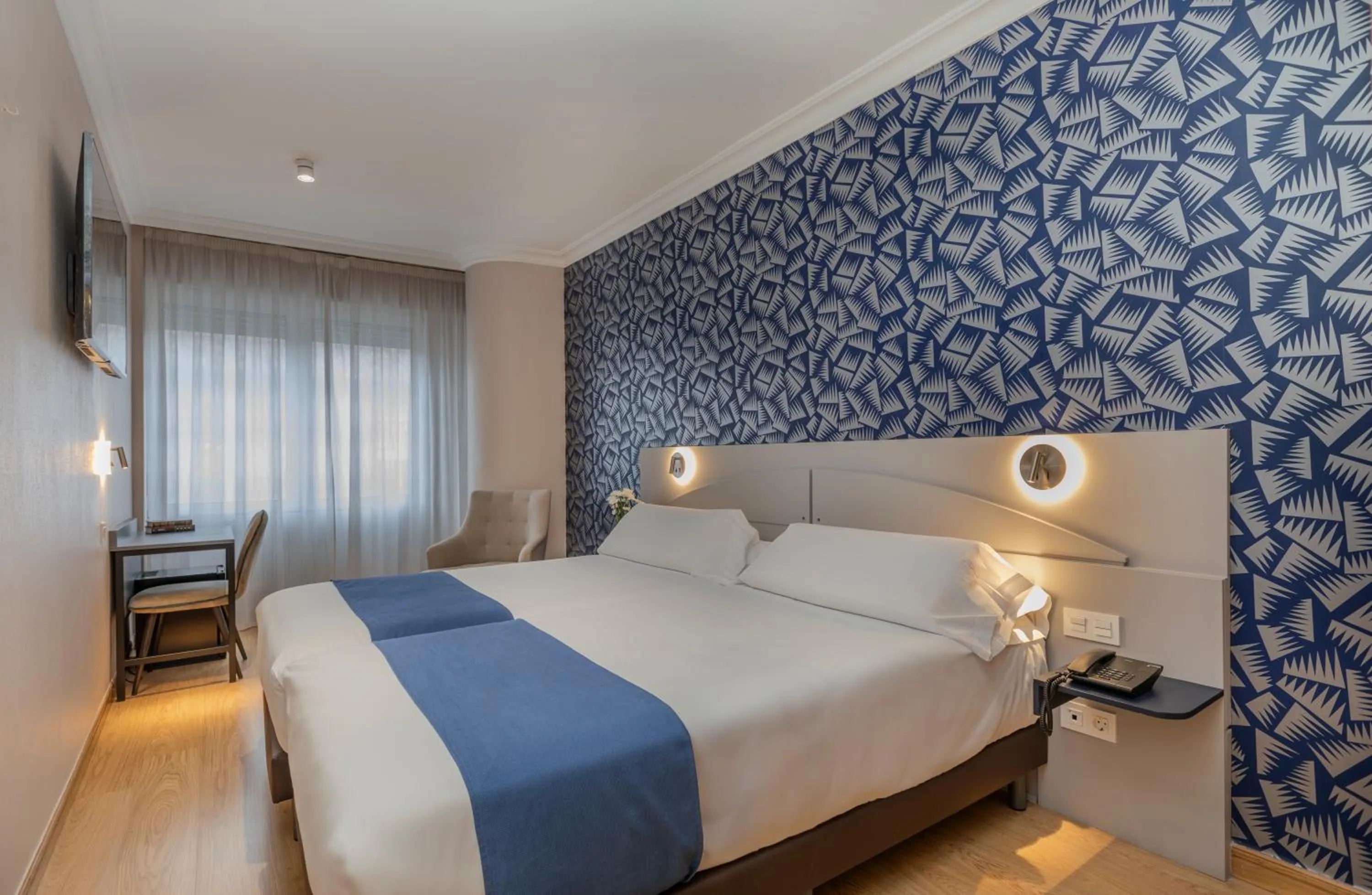 Photo of the whole room, Bed in Hotel Corona de Castilla Burgos