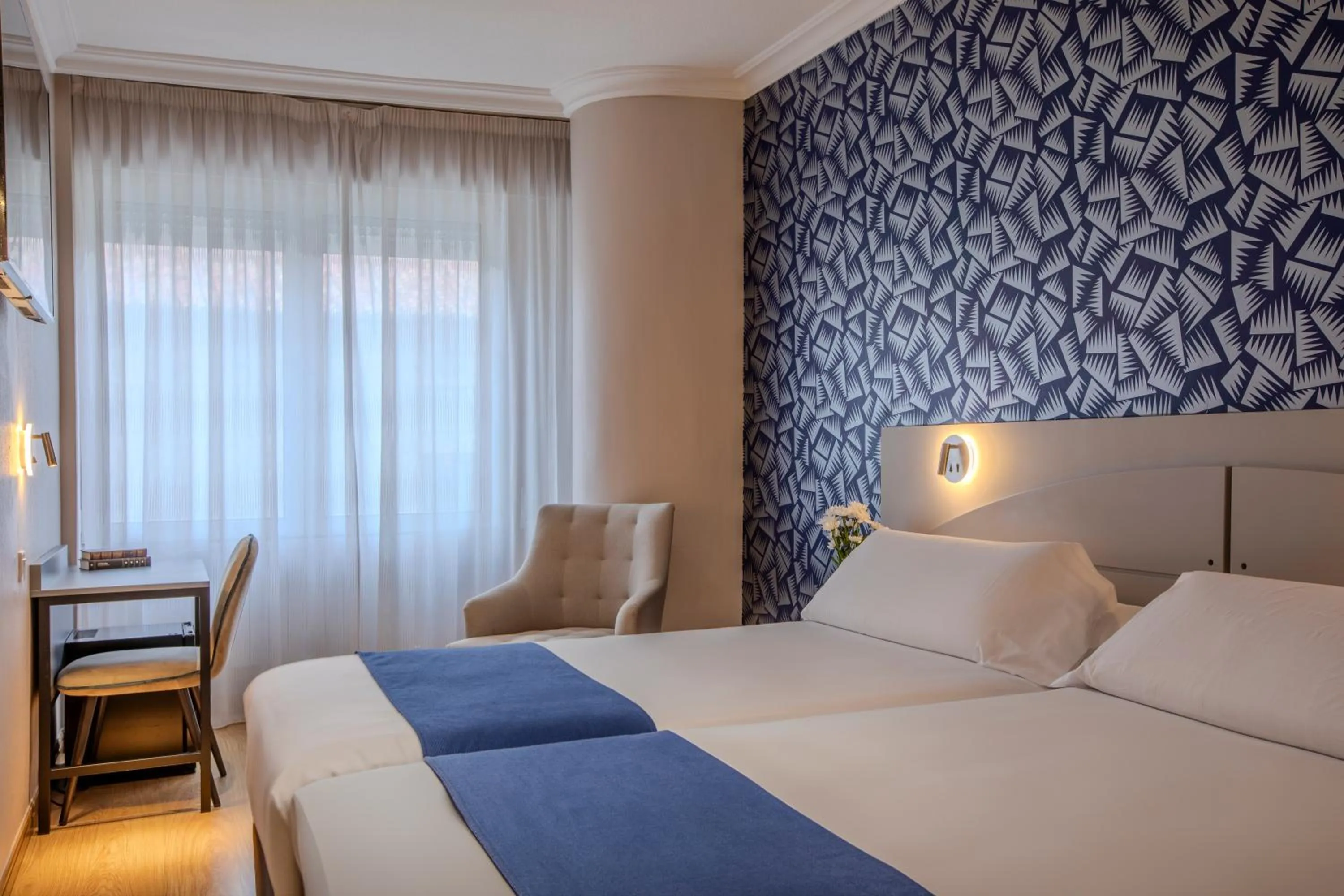 Photo of the whole room, Bed in Hotel Corona de Castilla Burgos