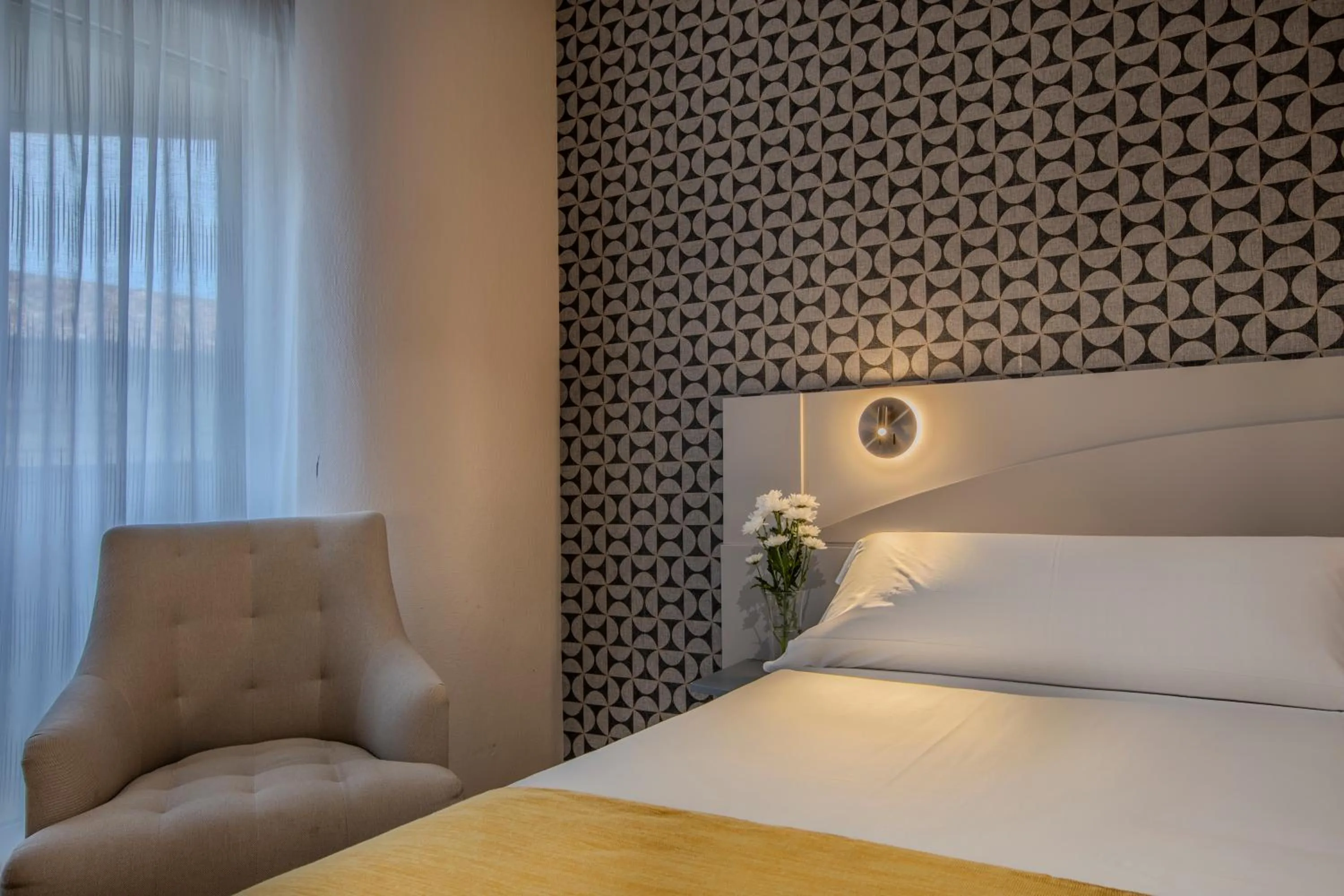 Photo of the whole room, Bed in Hotel Corona de Castilla Burgos