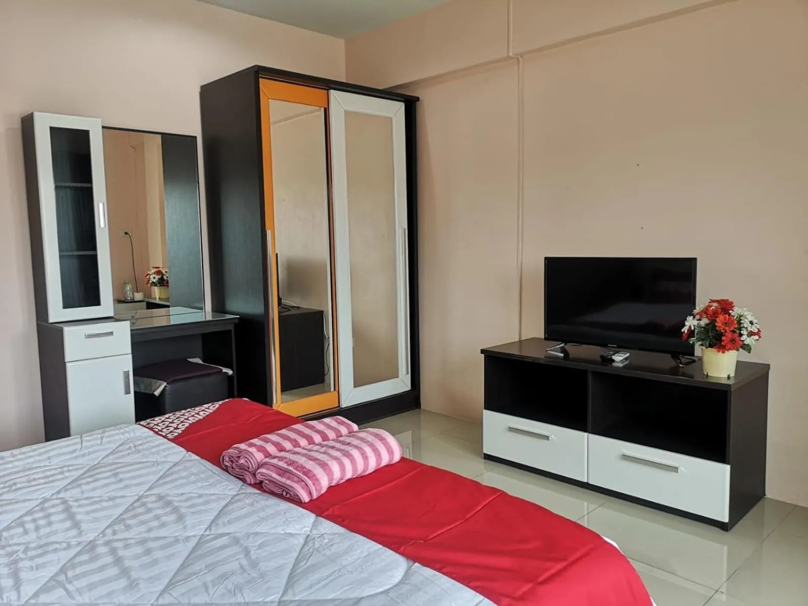 Bedroom, Bed in KJS Pattaya