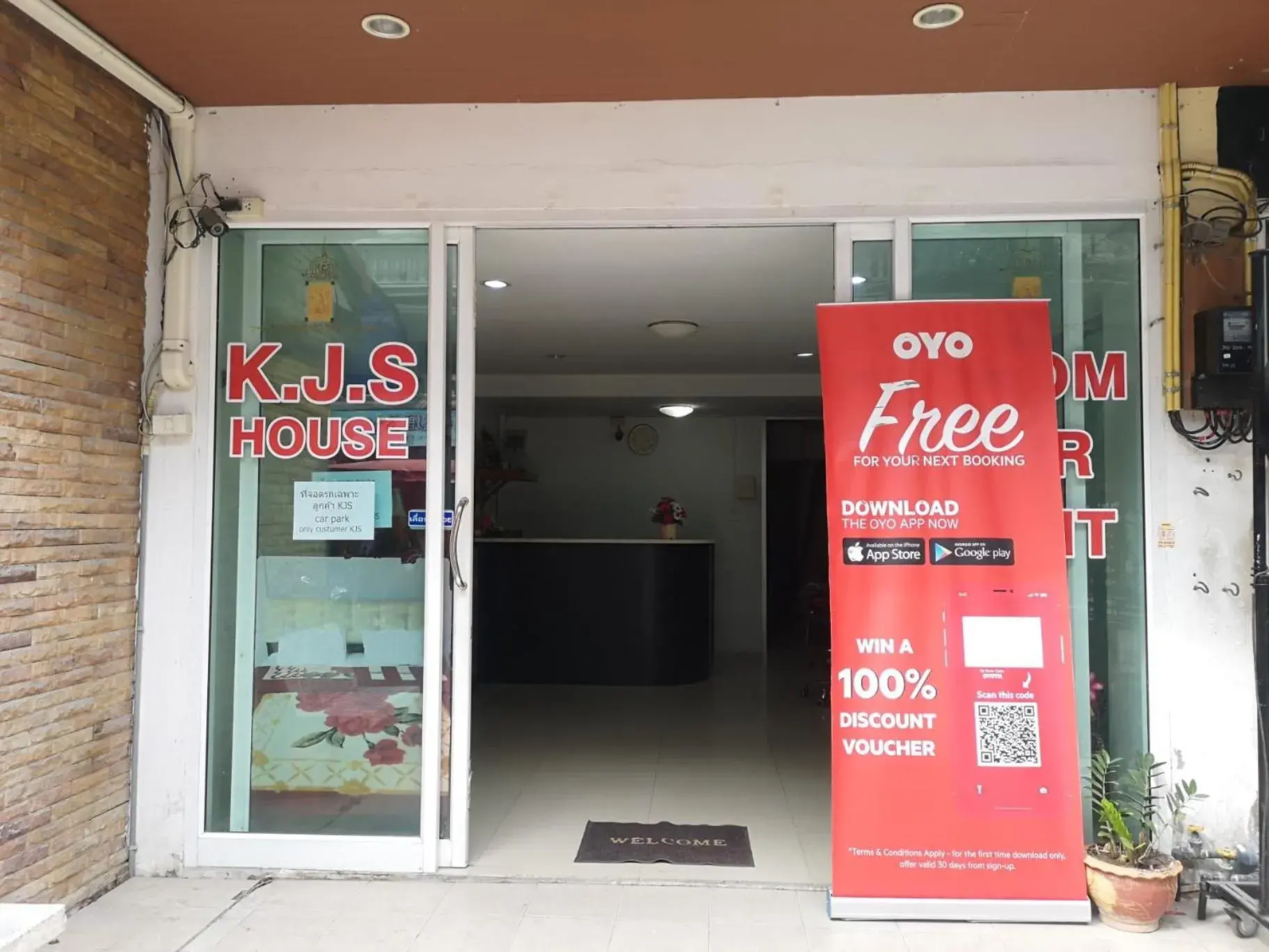 Facade/entrance in KJS Pattaya Facade/entrance in KJS Pattaya