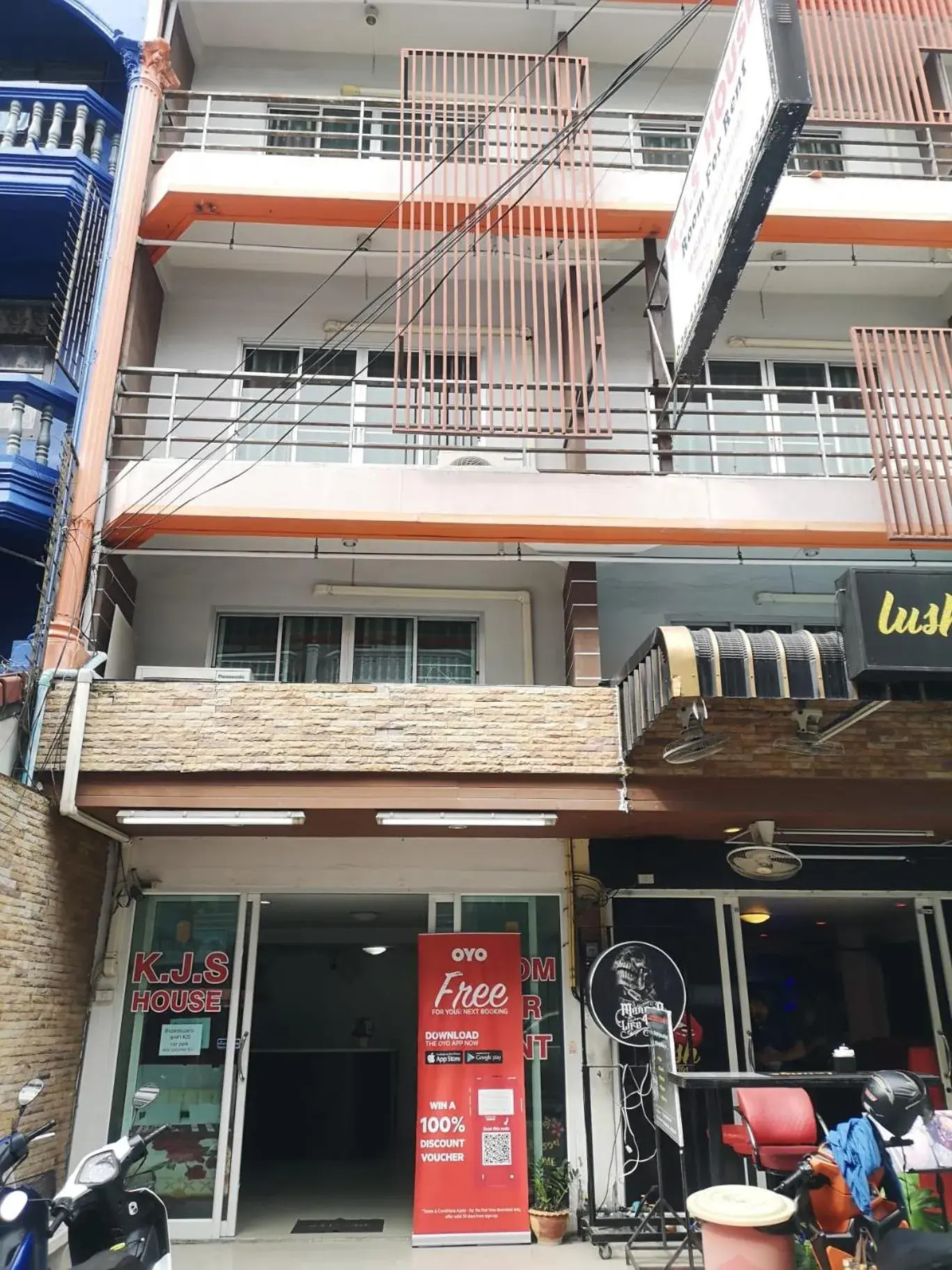 Facade/entrance in KJS Pattaya Facade/entrance in KJS Pattaya