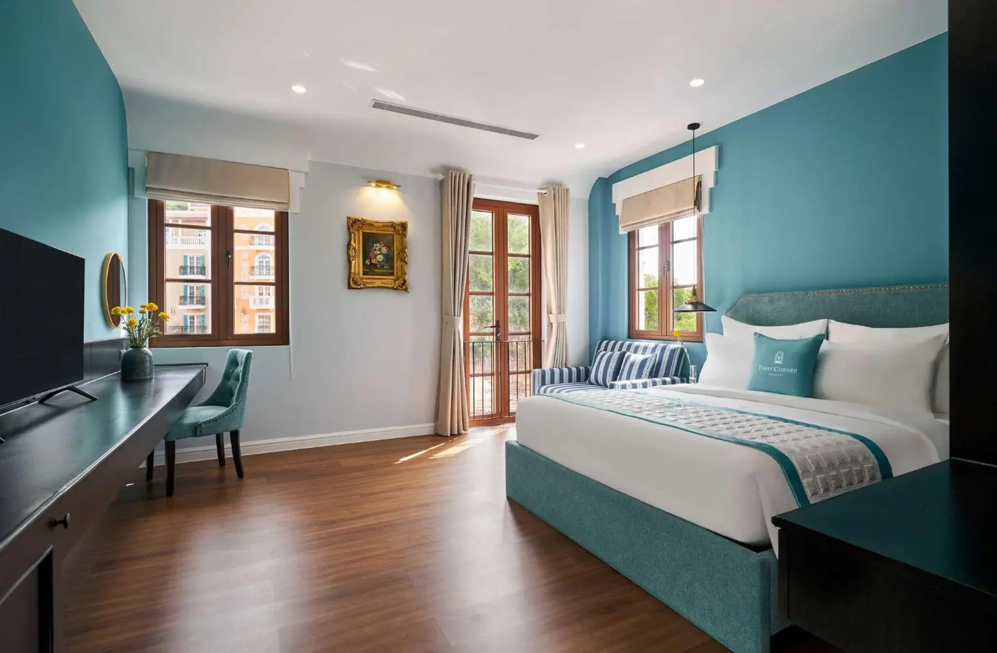 Bed in Times Corner Sorrento Hotel - Complimentary Sunset Town Tour 4pm to 5pm everyday Bed in Times Corner Sorrento Hotel - Complimentary Sunset Town Tour 4pm to 5pm everyday