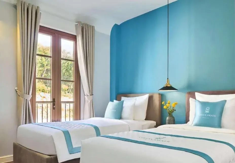 Bed in Times Corner Sorrento Hotel - Complimentary Sunset Town Tour 4pm to 5pm everyday Bed in Times Corner Sorrento Hotel - Complimentary Sunset Town Tour 4pm to 5pm everyday