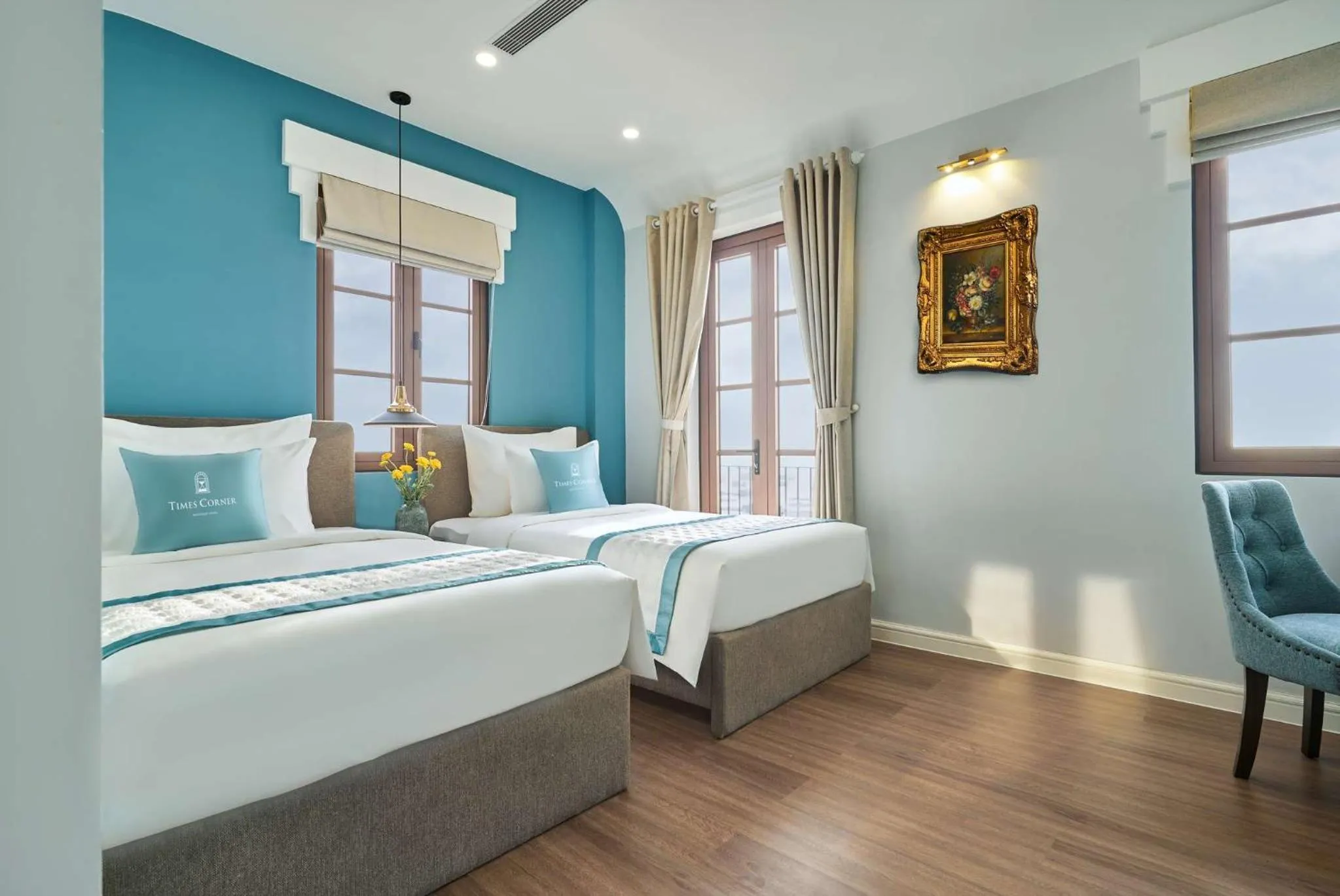 Bed in Times Corner Sorrento Hotel - Complimentary Sunset Town Tour 4pm to 5pm everyday