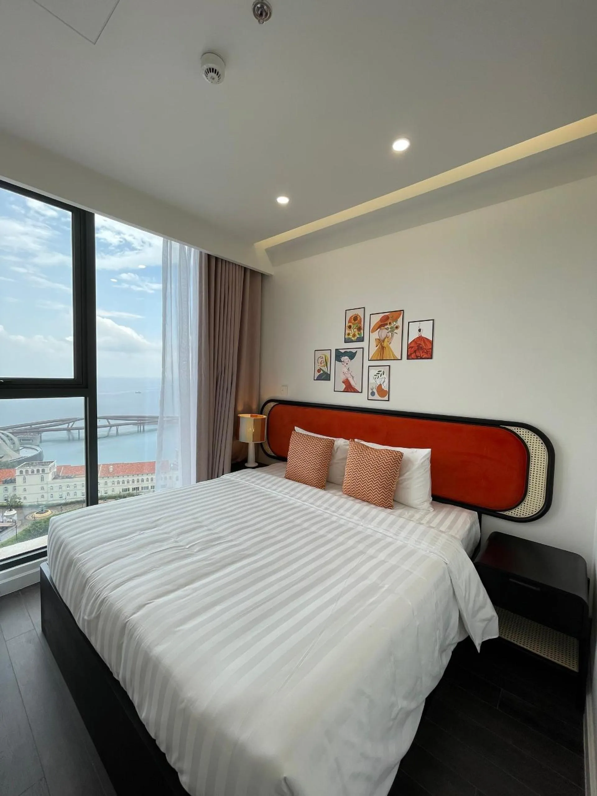 Bed in Times Corner Sorrento Hotel - Complimentary Sunset Town Tour 4pm to 5pm everyday