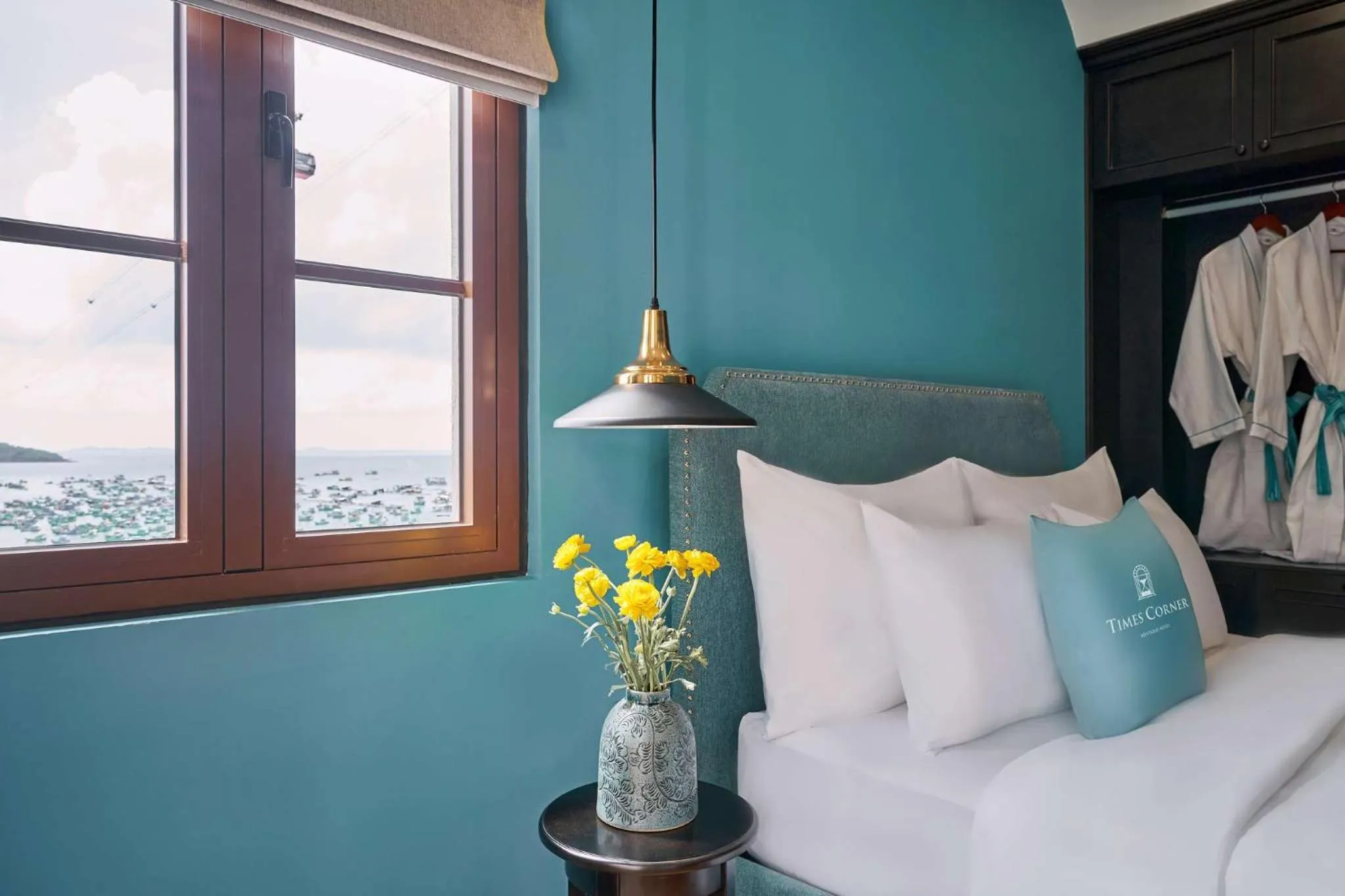 Bed in Times Corner Sorrento Hotel - Complimentary Sunset Town Tour 4pm to 5pm everyday