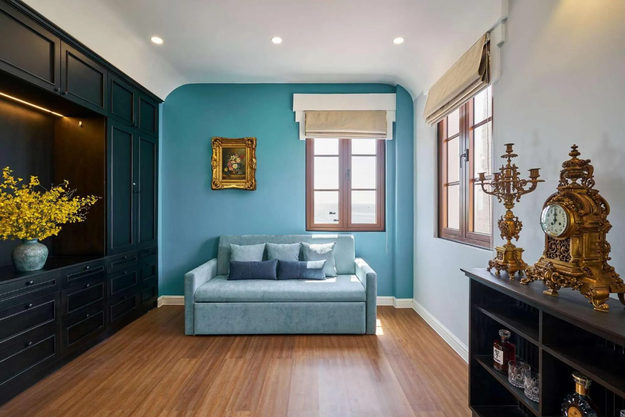 Living room in Times Corner Sorrento Hotel - Complimentary Sunset Town Tour 4pm to 5pm everyday