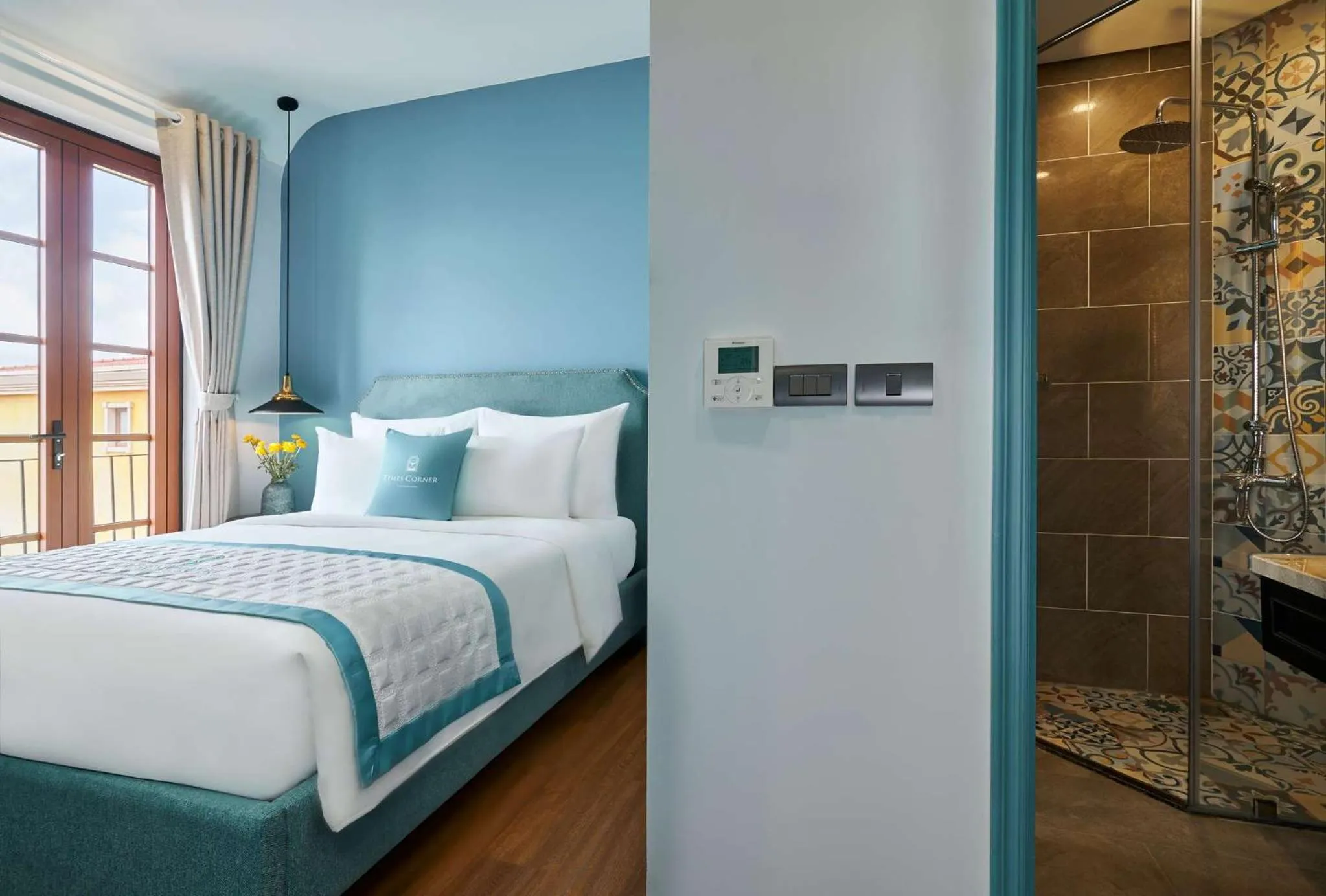 Shower, Bed in Times Corner Sorrento Hotel - Complimentary Sunset Town Tour 4pm to 5pm everyday
