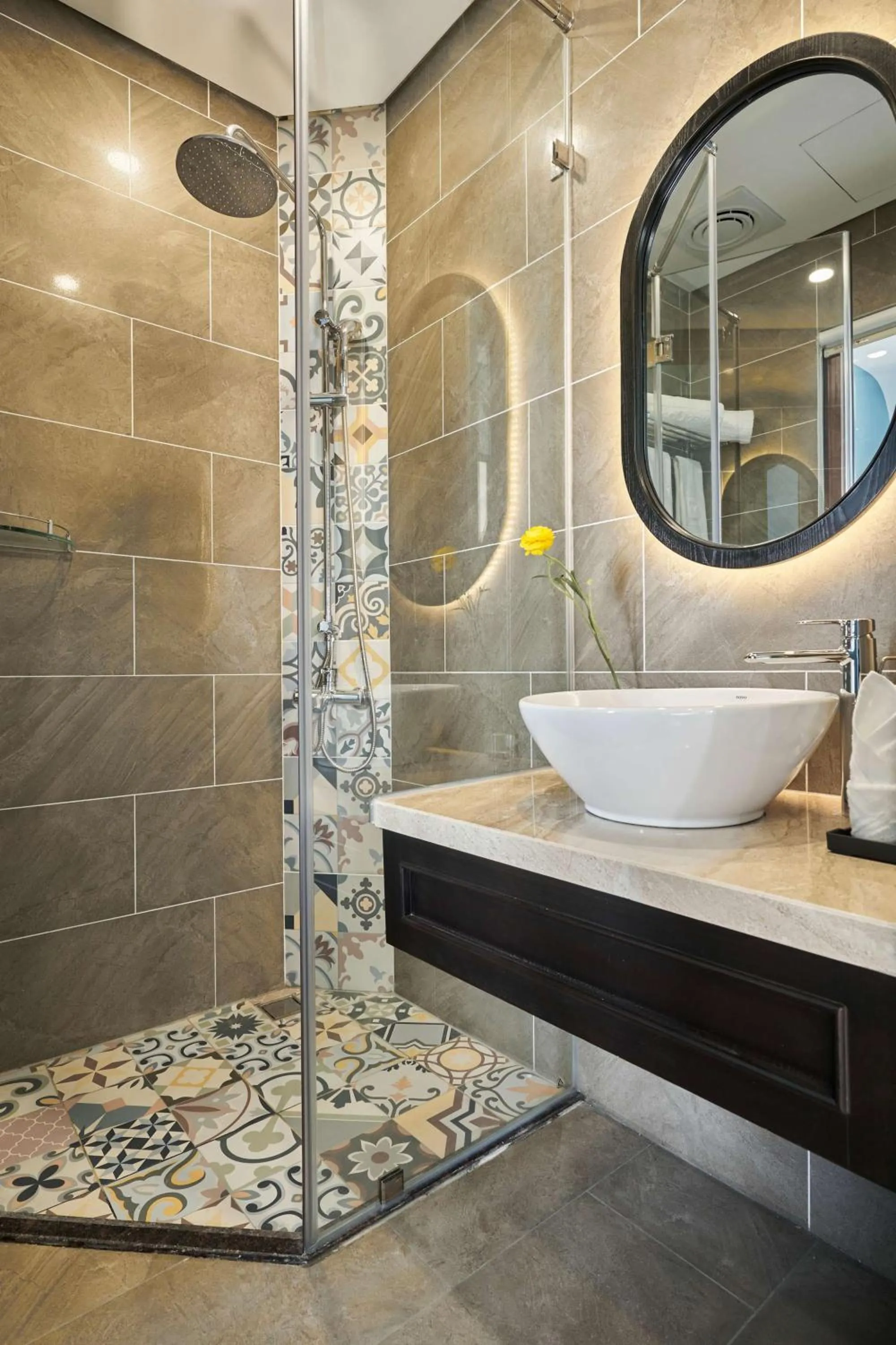 Shower in Times Corner Sorrento Hotel - Complimentary Sunset Town Tour 4pm to 5pm everyday