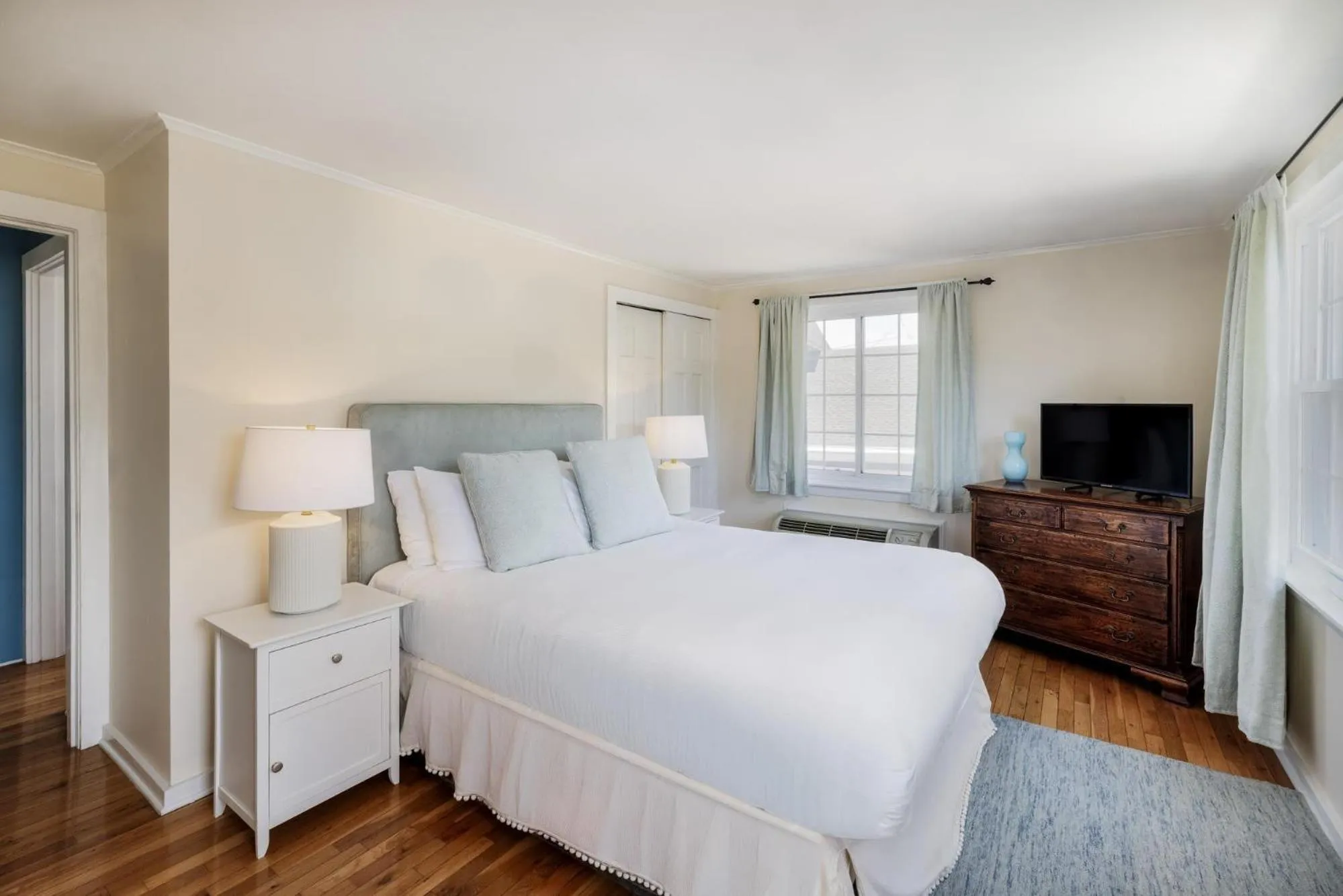 Photo of the whole room, Bed in The Boathouse