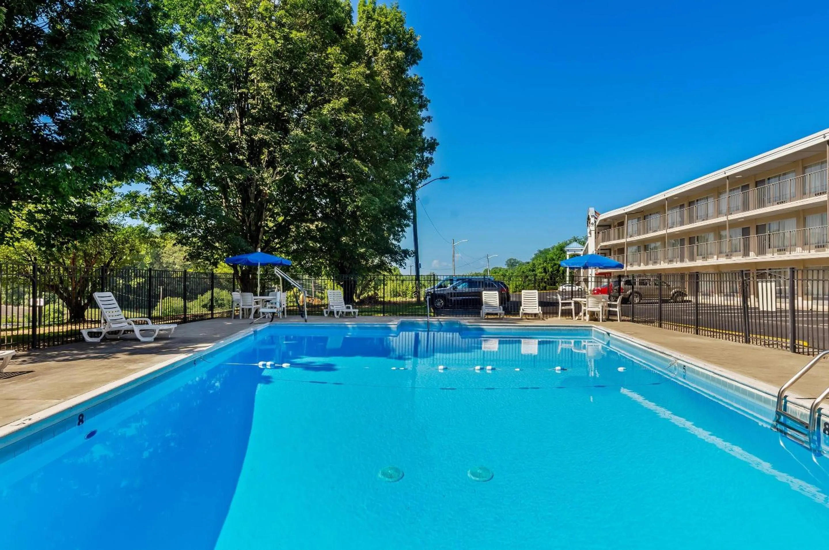 Swimming pool in Quality Inn Lexington