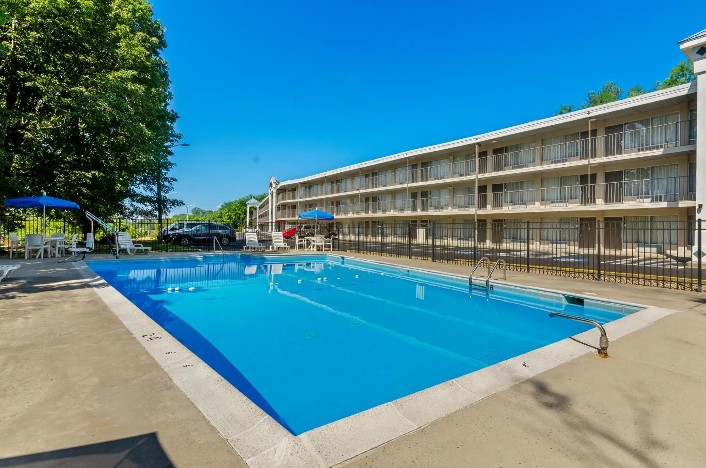 Swimming pool in Quality Inn Lexington