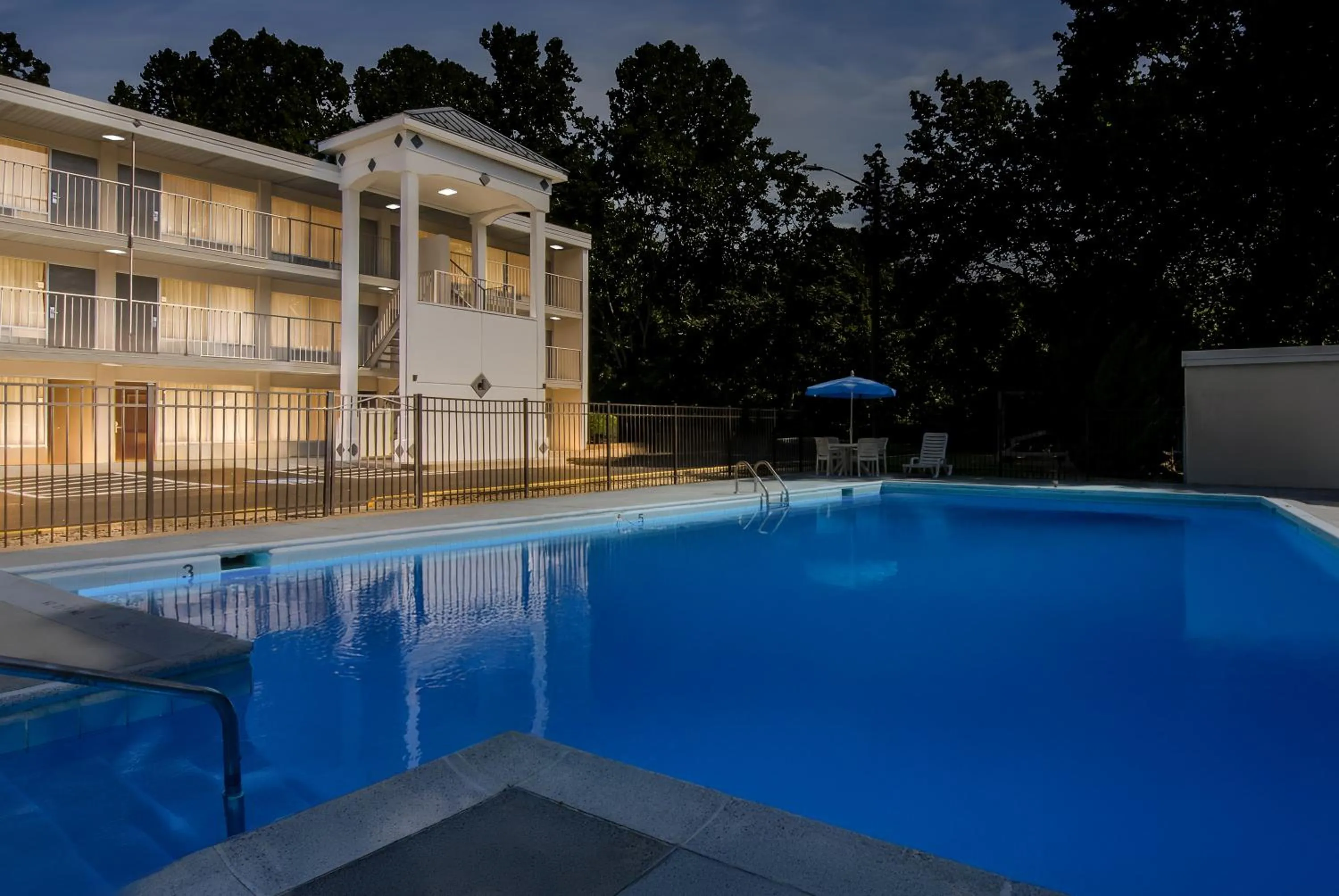 Swimming pool in Quality Inn Lexington