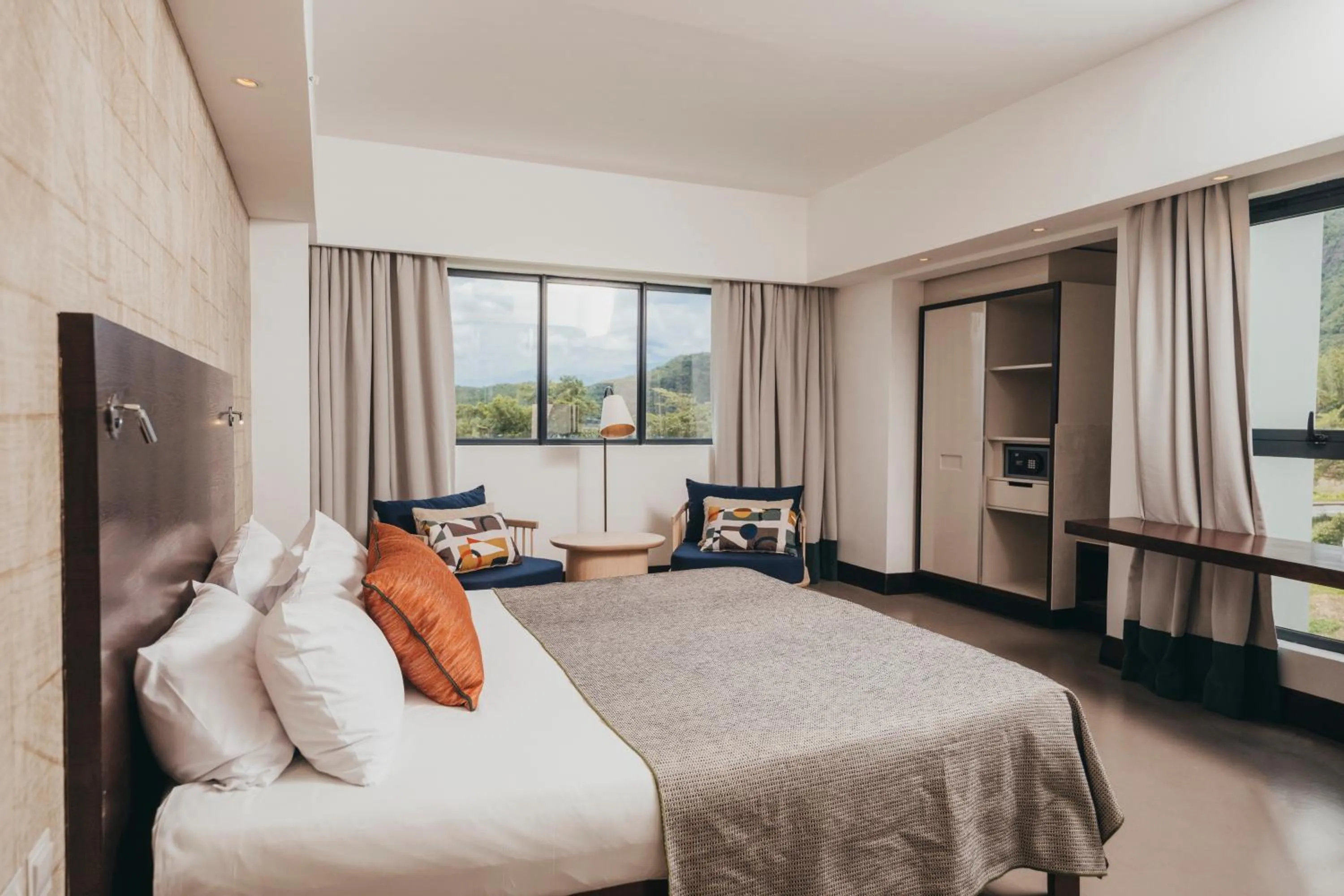 Photo of the whole room, Bed in Voila Bagatelle