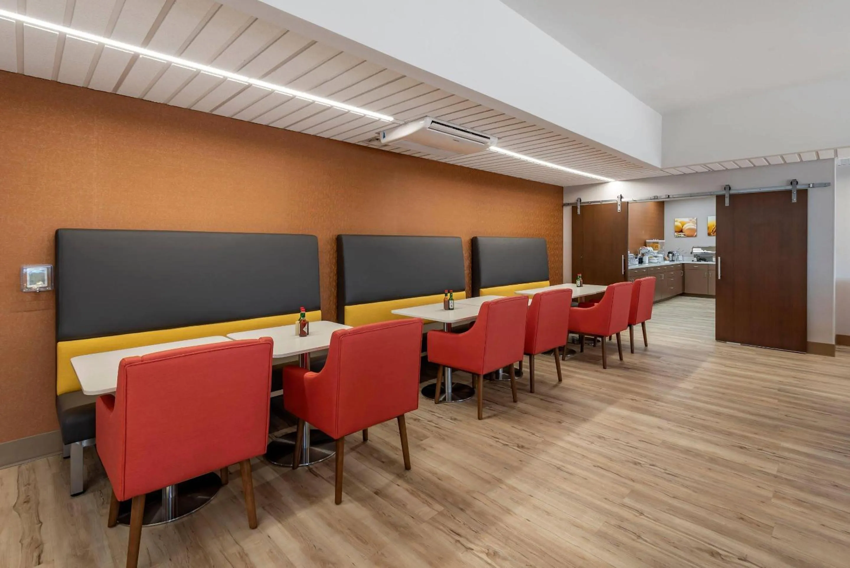 Breakfast in Comfort Suites Colorado Springs East - Medical Center Area