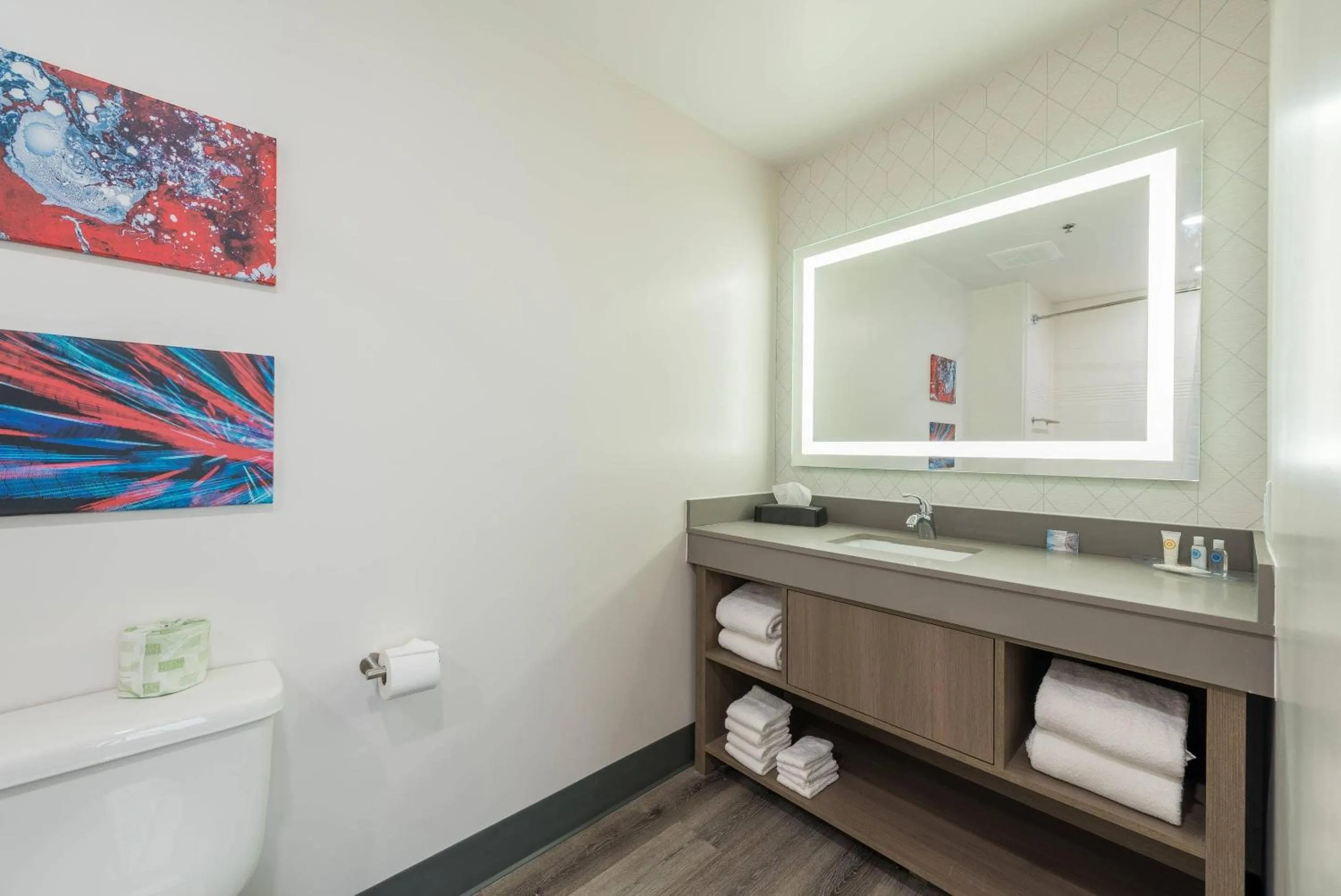 Bedroom in Comfort Suites Colorado Springs East - Medical Center Area