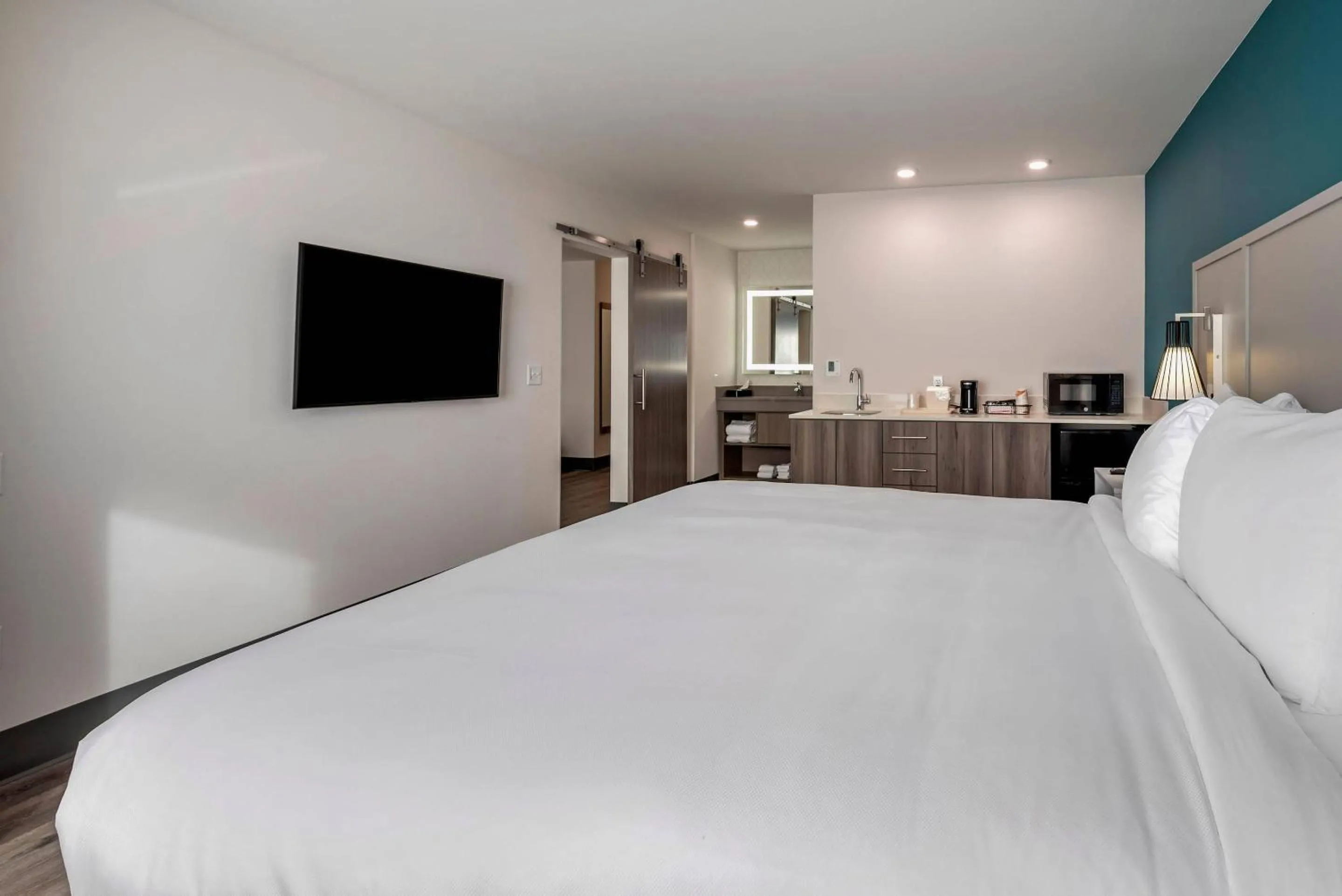 Bedroom, Bed in Comfort Suites Colorado Springs East - Medical Center Area