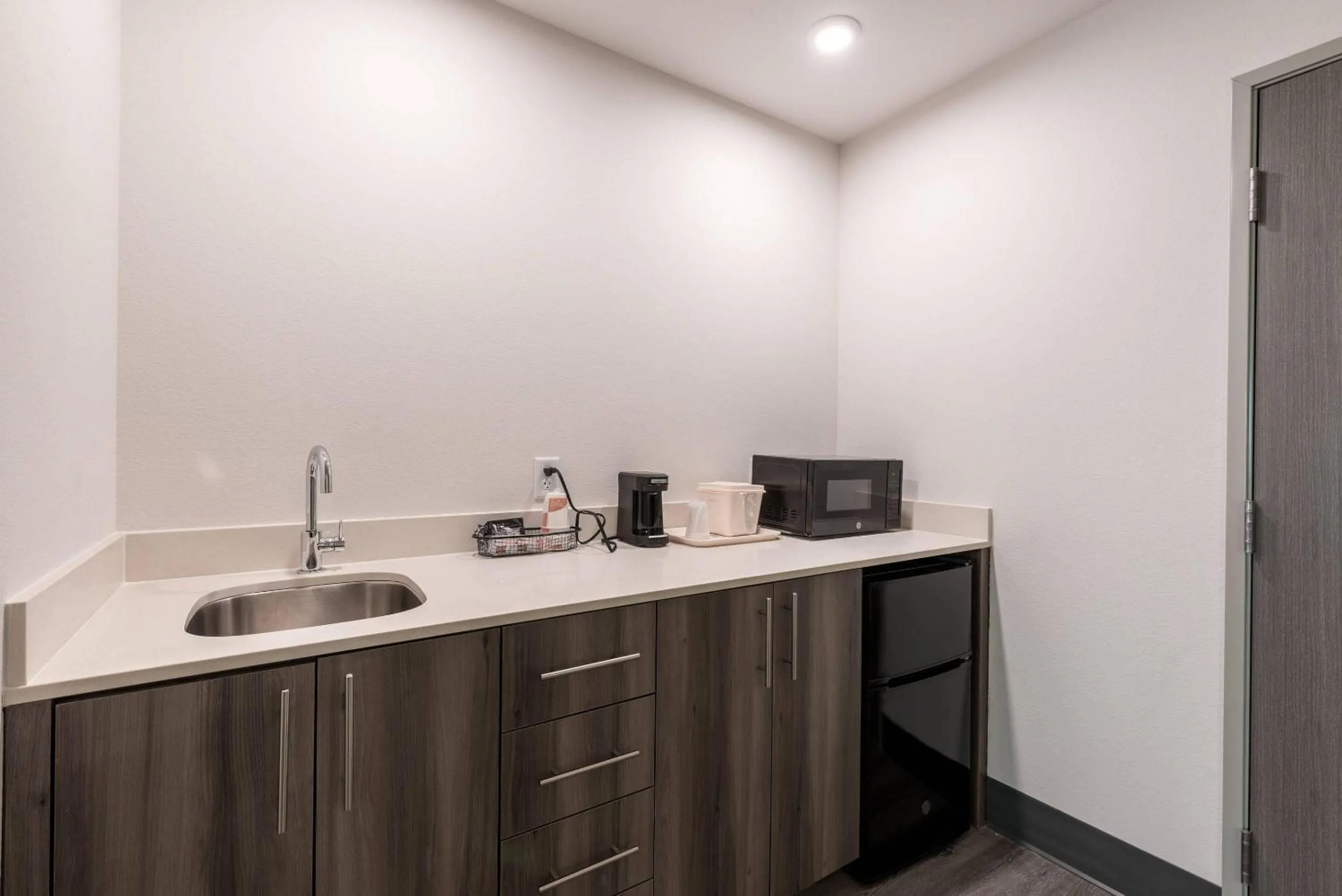 Bedroom in Comfort Suites Colorado Springs East - Medical Center Area