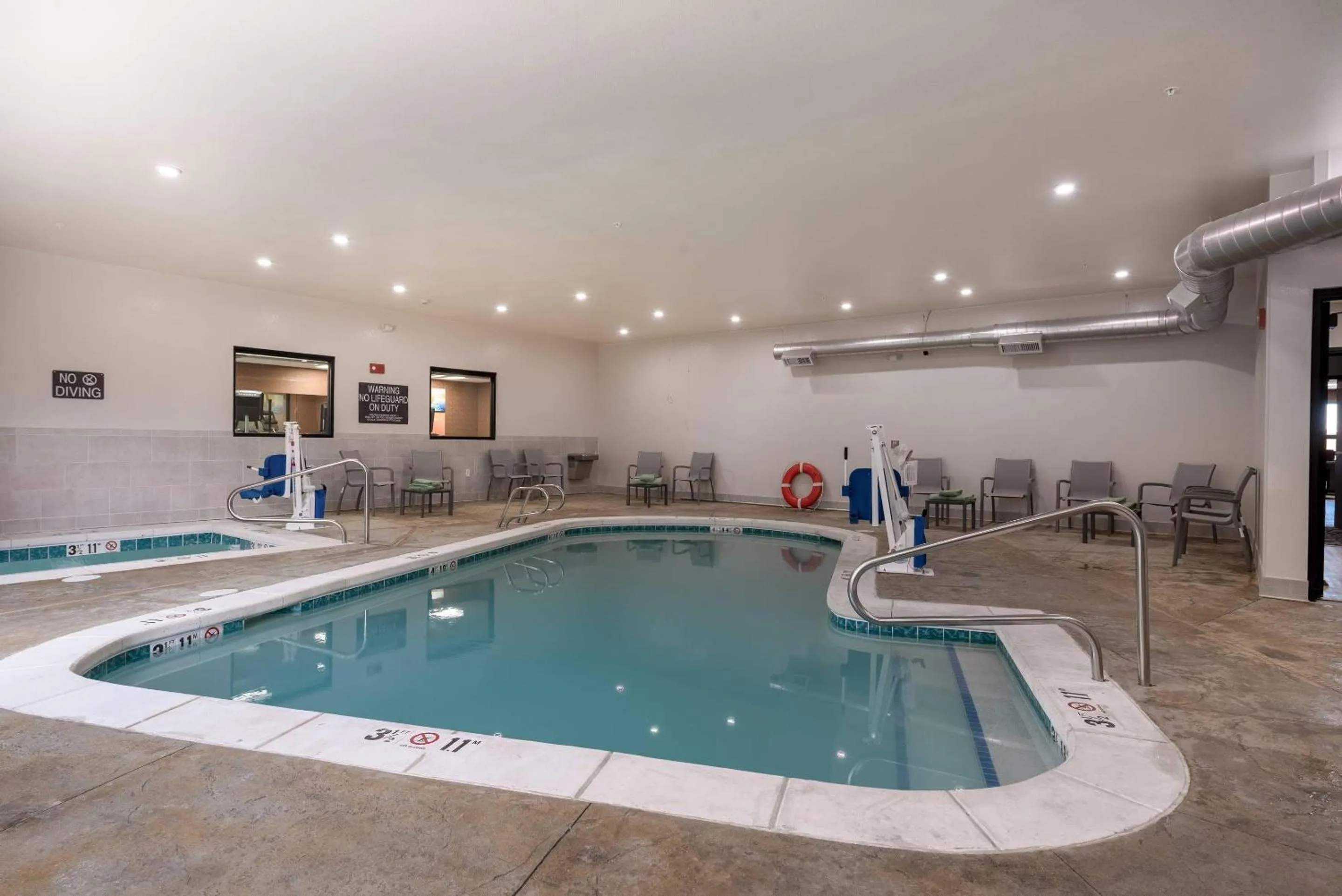 Swimming pool in Comfort Suites Colorado Springs East - Medical Center Area