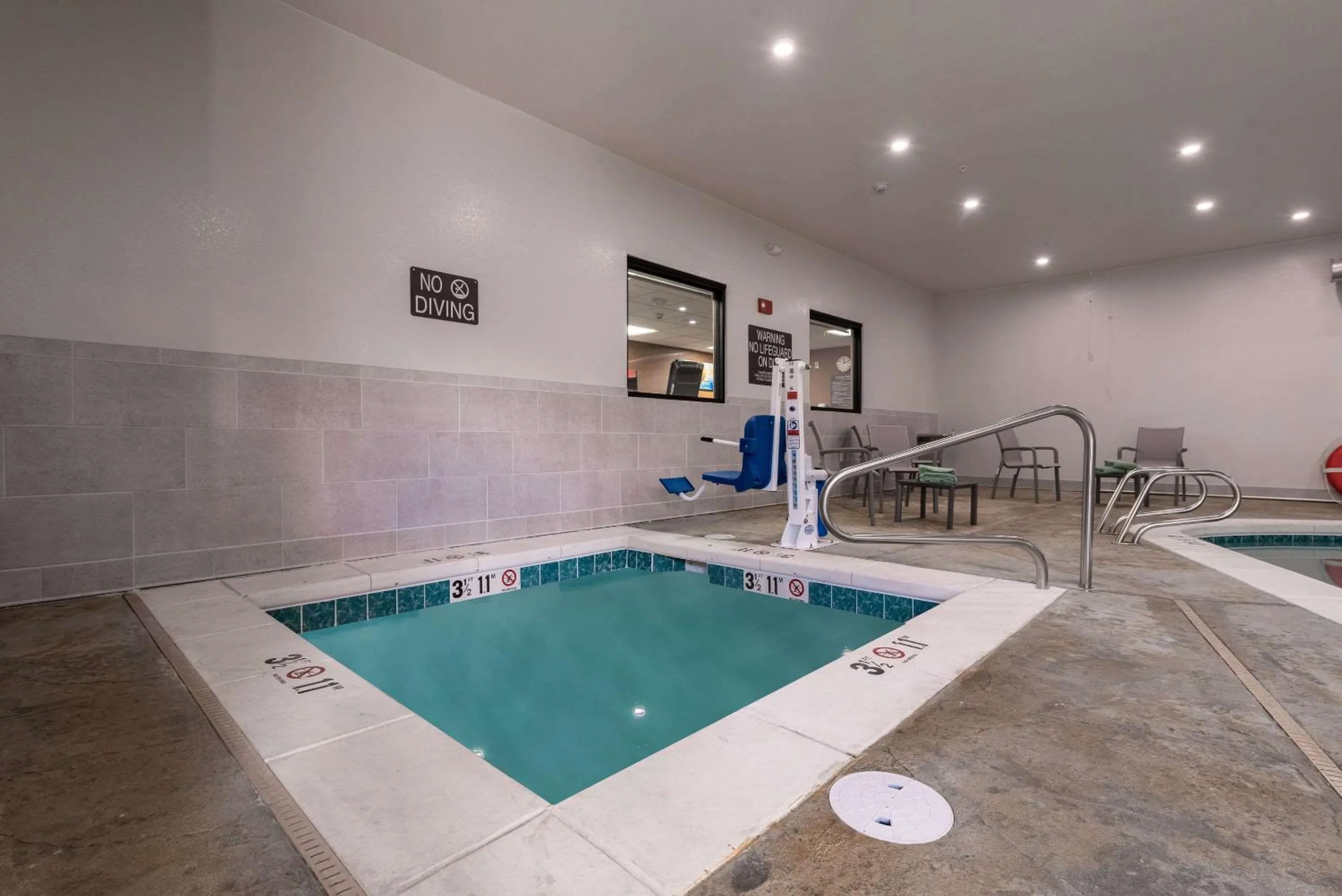 Swimming pool in Comfort Suites Colorado Springs East - Medical Center Area
