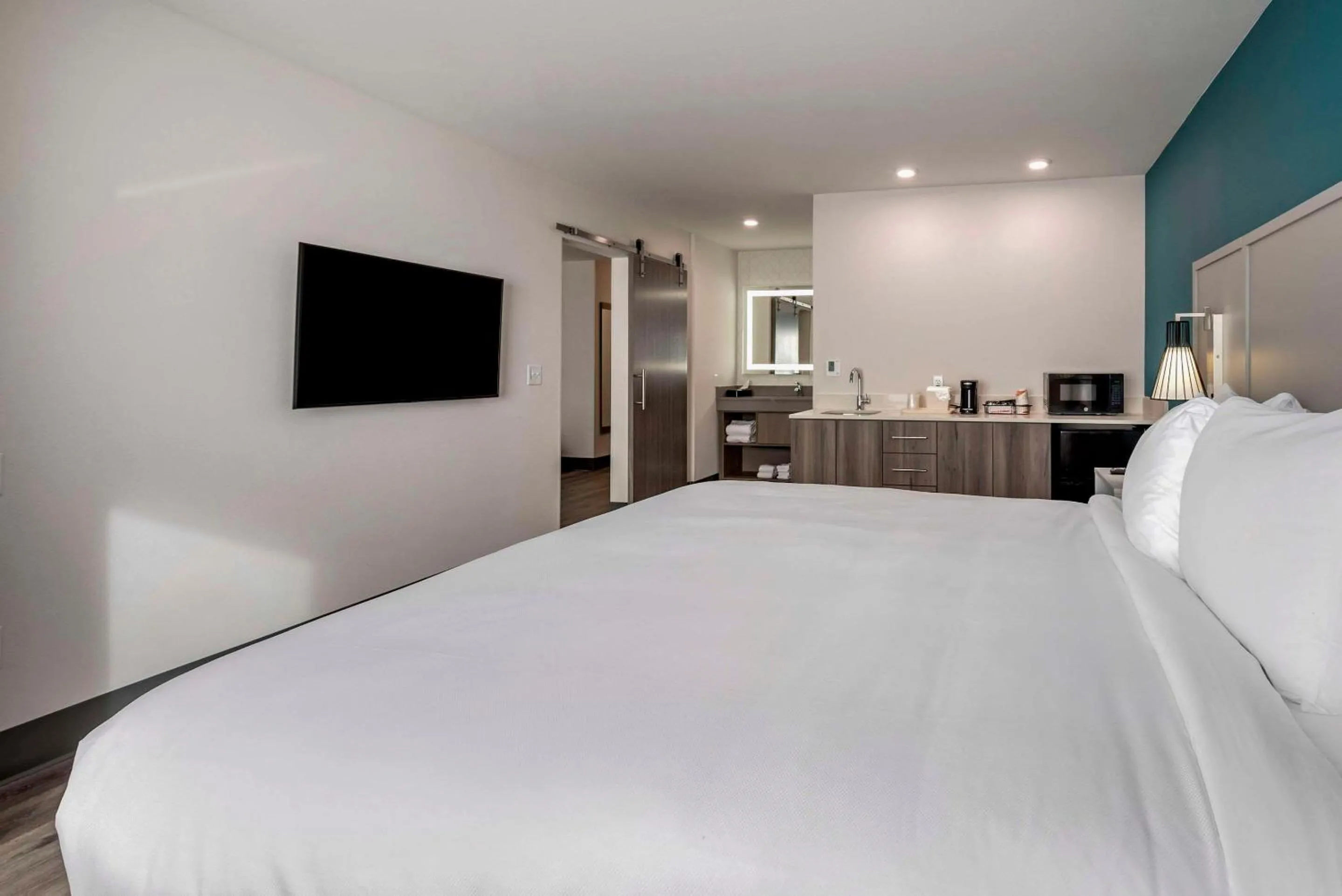 Bedroom, Bed in Comfort Suites Colorado Springs East - Medical Center Area