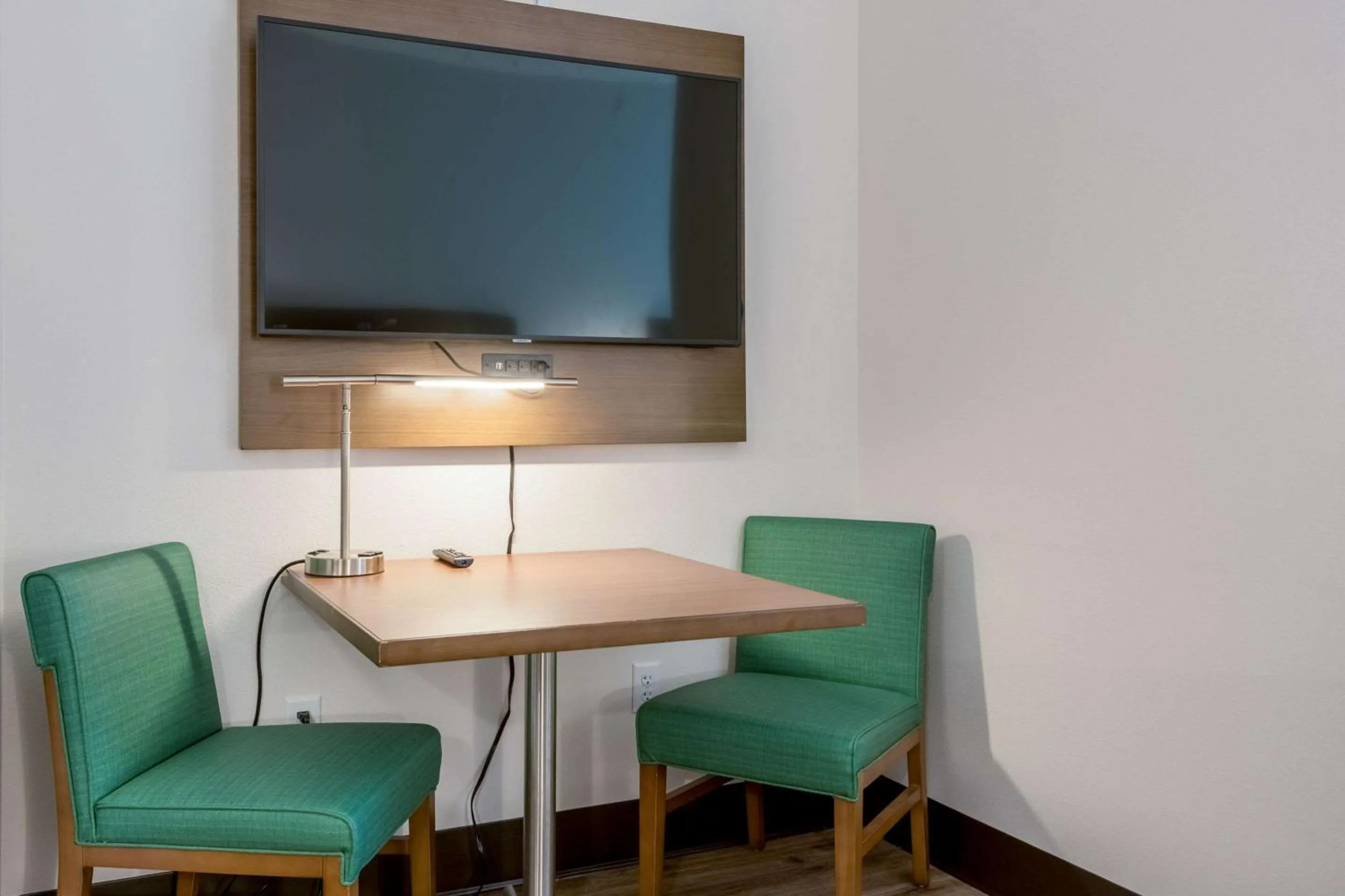 Bedroom in MainStay Suites Colorado Springs East - Medical Center Area