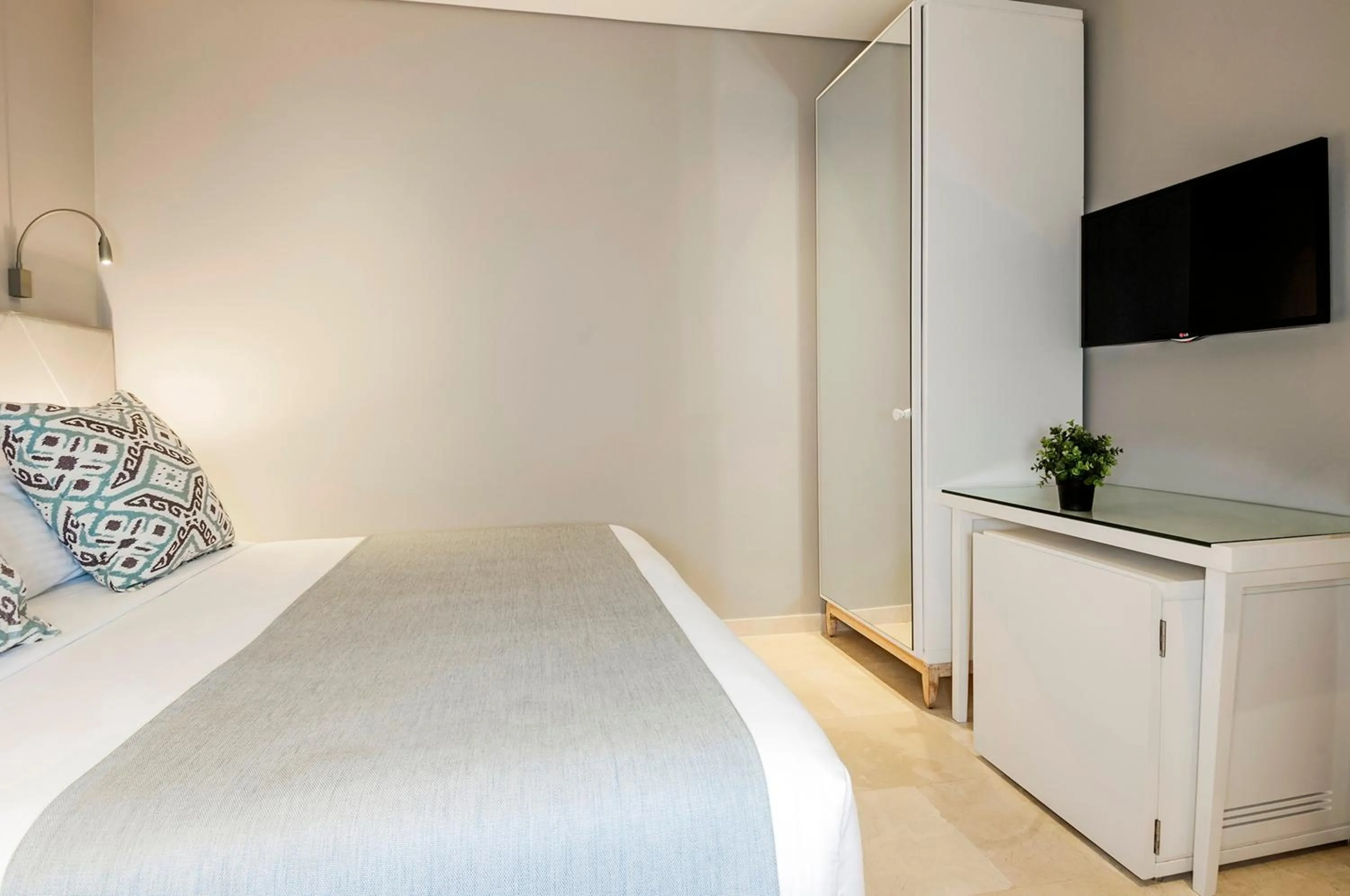 Photo of the whole room, Bed in Oz Hotel Cartagena