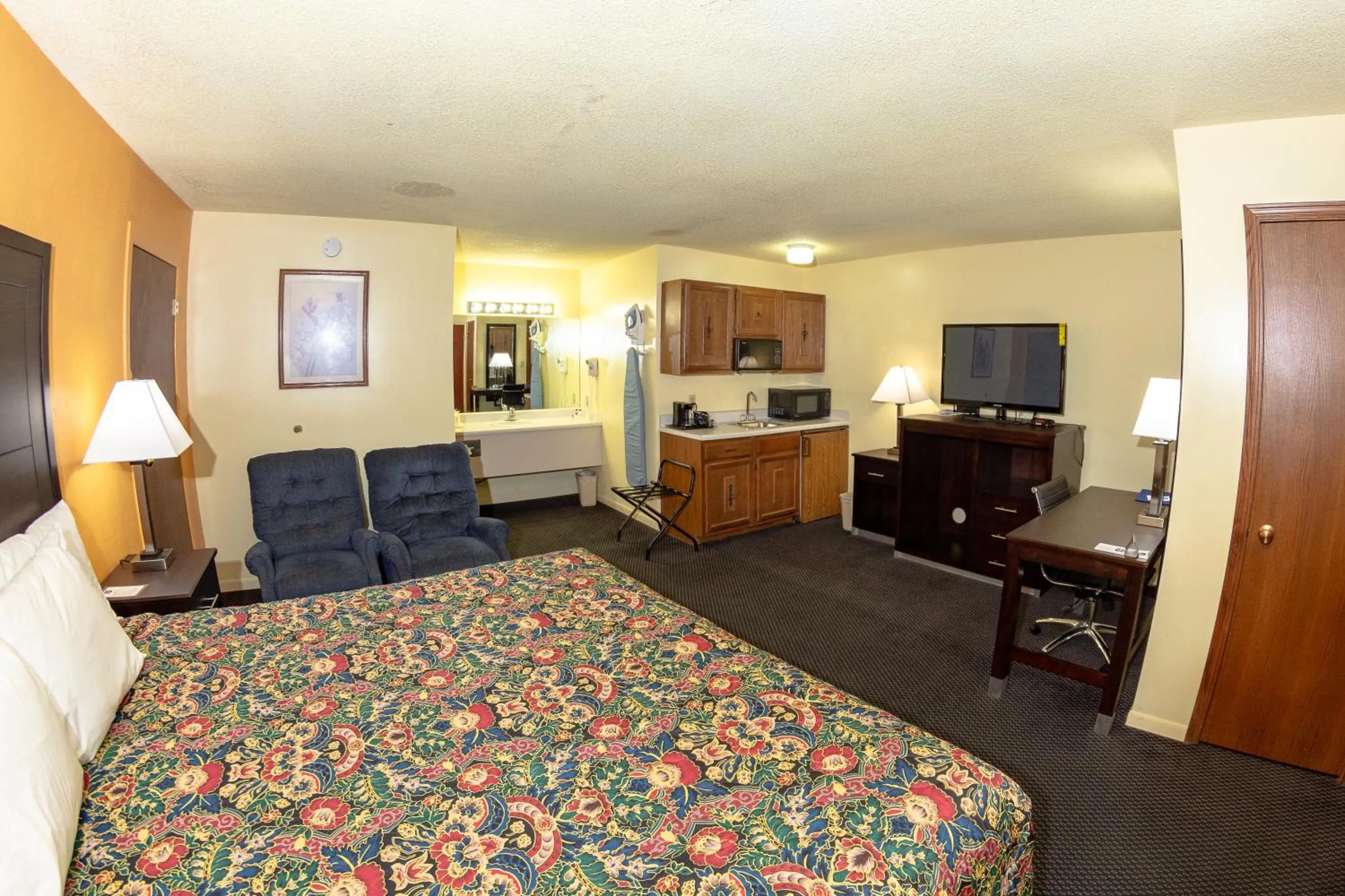 Bed in Knights Inn - Chanute