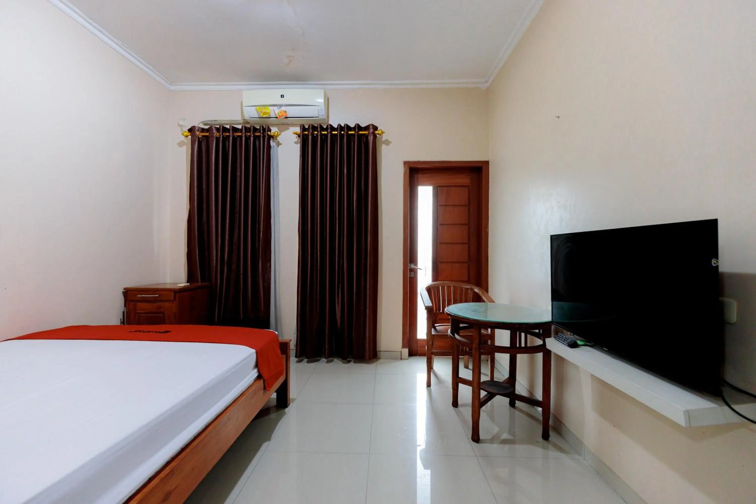 Bed in RedDoorz Syariah at Delta Sari Aloha Waru