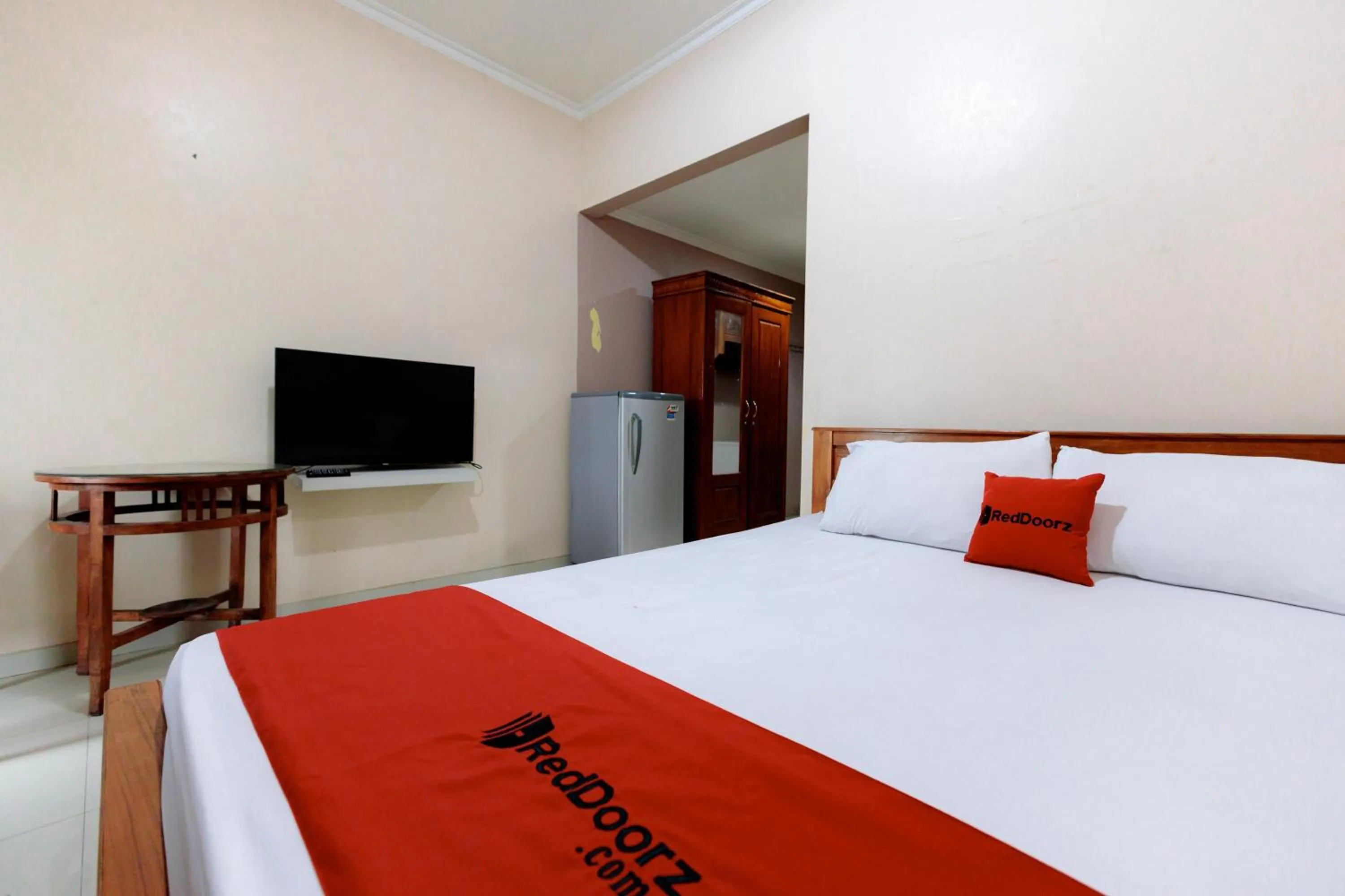 Bed in RedDoorz Syariah at Delta Sari Aloha Waru