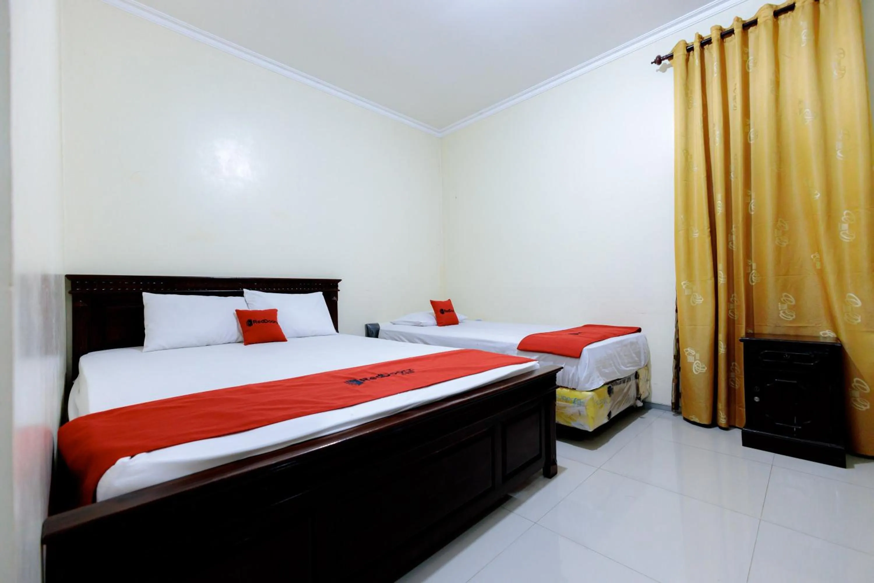 Bed in RedDoorz Syariah at Delta Sari Aloha Waru