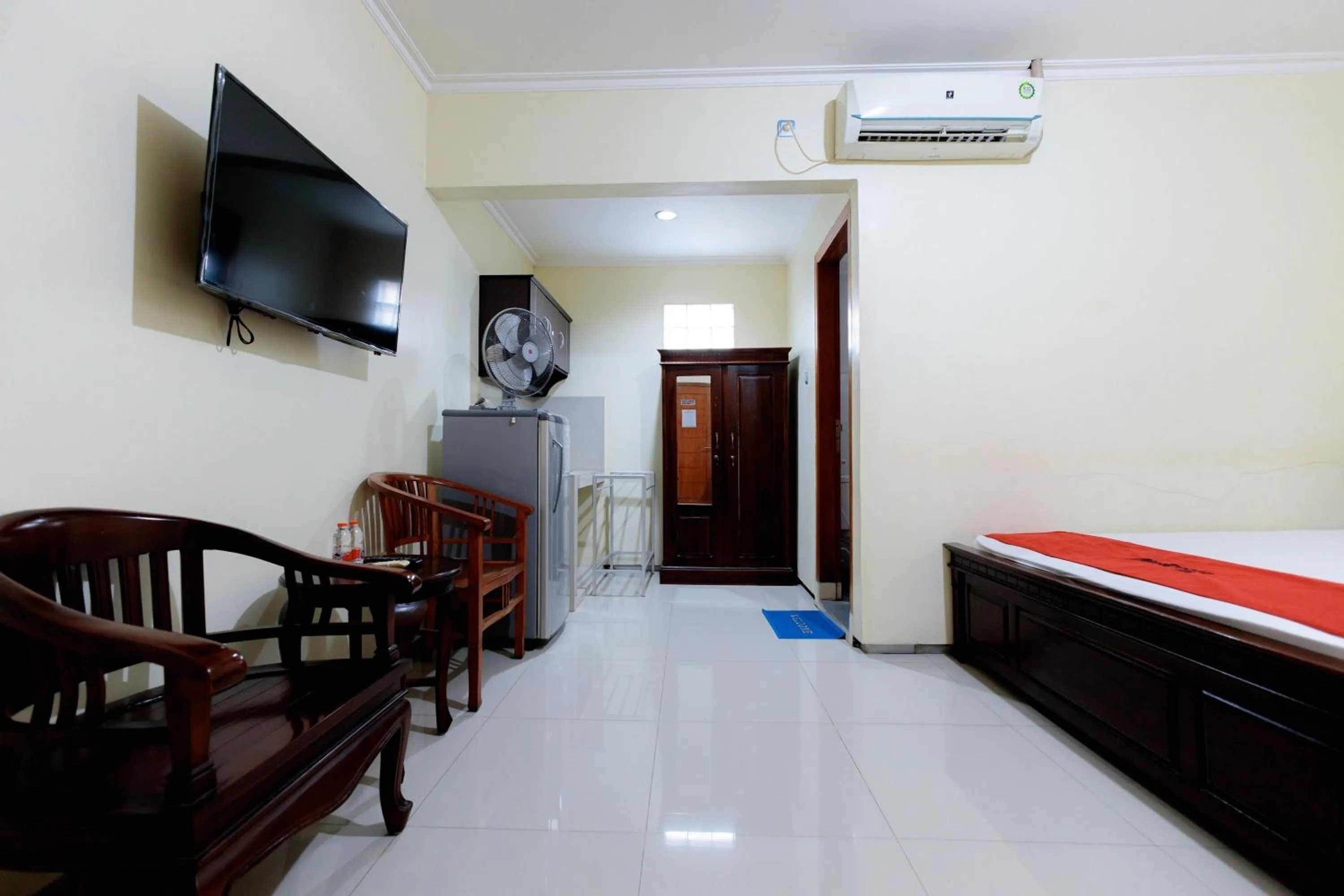 Bedroom, Bed in RedDoorz Syariah at Delta Sari Aloha Waru