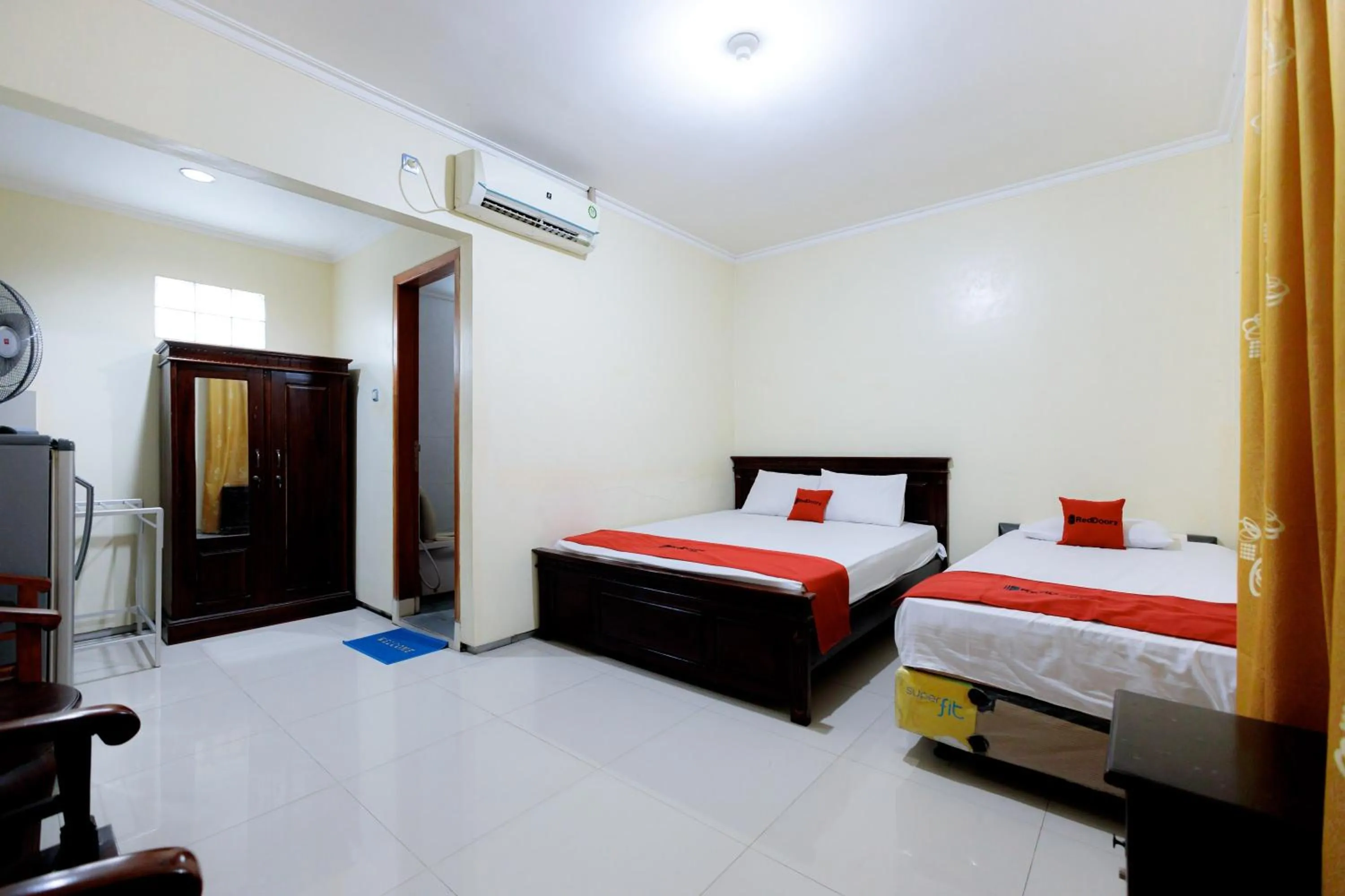 Bed in RedDoorz Syariah at Delta Sari Aloha Waru